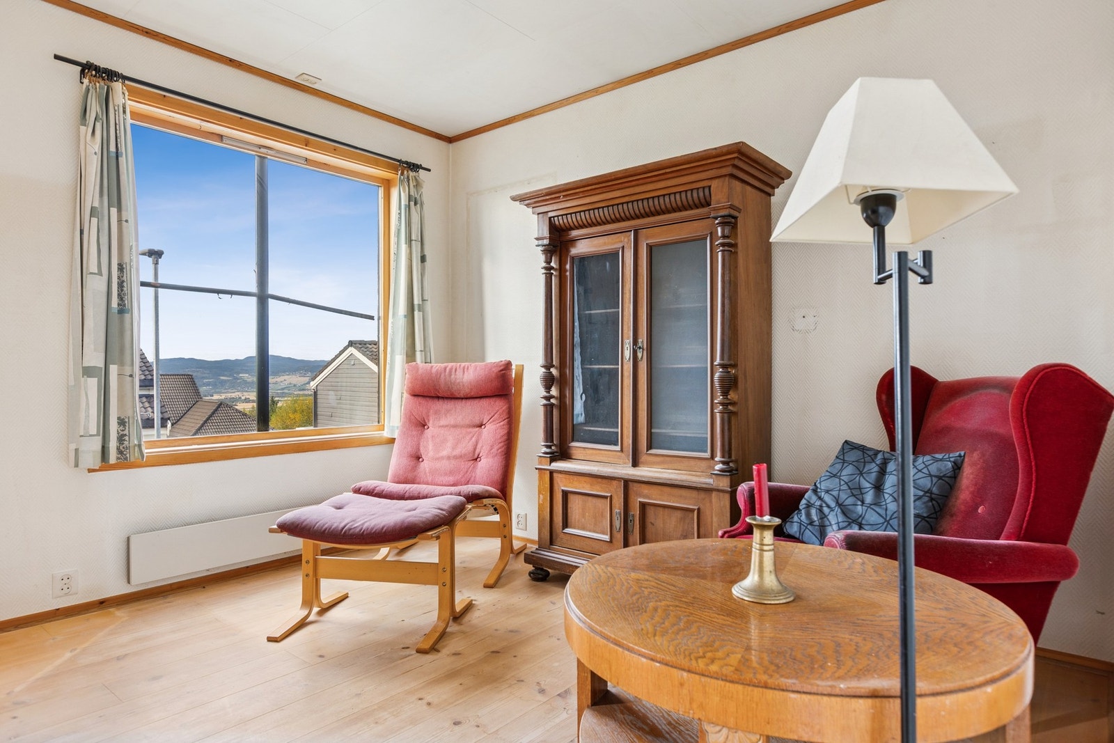 Stuen har god plass til både sofagruppe og spisestuemøblement, noe som gir fleksible møbleringsmuligheter. Galleribilde