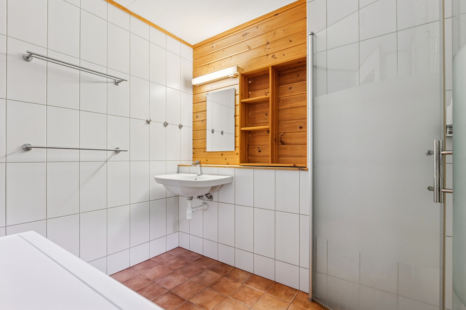 Badet fremstår som funksjonelt og praktisk i bruk, med løsninger som dekker familiens behov i hverdagen. Galleribilde