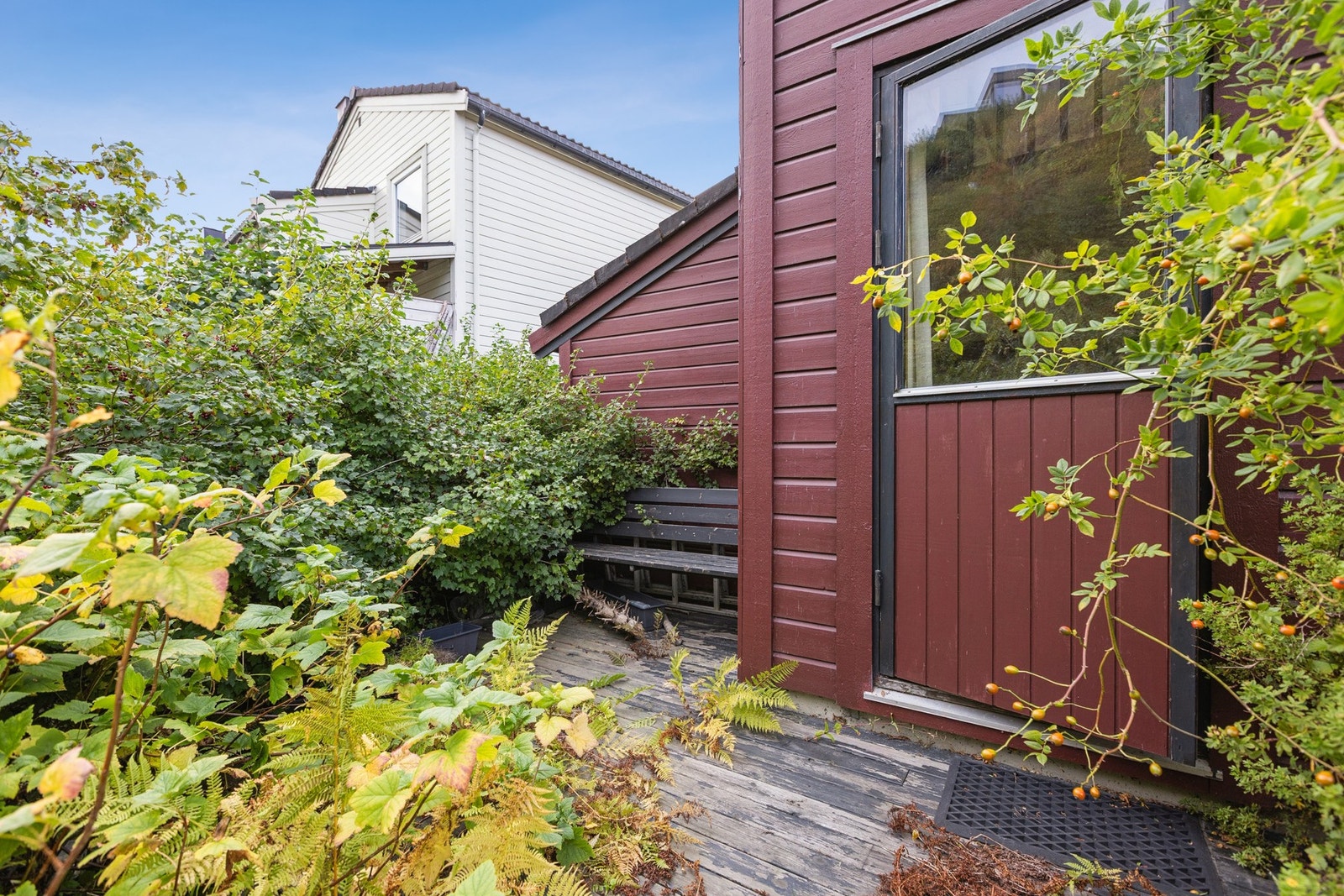 Den private uteplassen gir gode muligheter for å etablere sittegrupper og hageområder etter eget ønske. Galleribilde