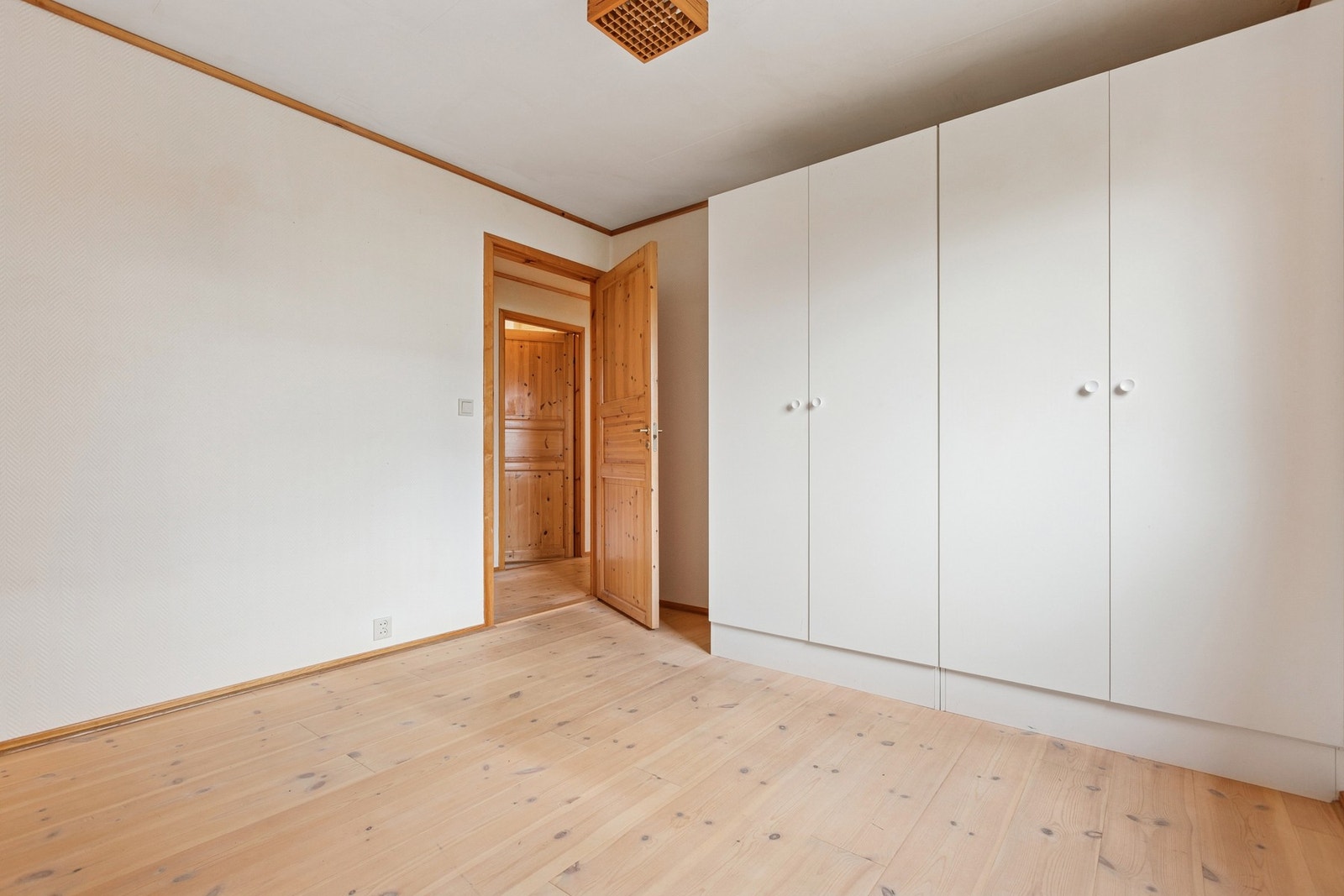 Hovedsoverommet er på ca. 10,5 kvm og har garderobeskap samt god plass til dobbeltseng og øvrig møblering. Galleribilde