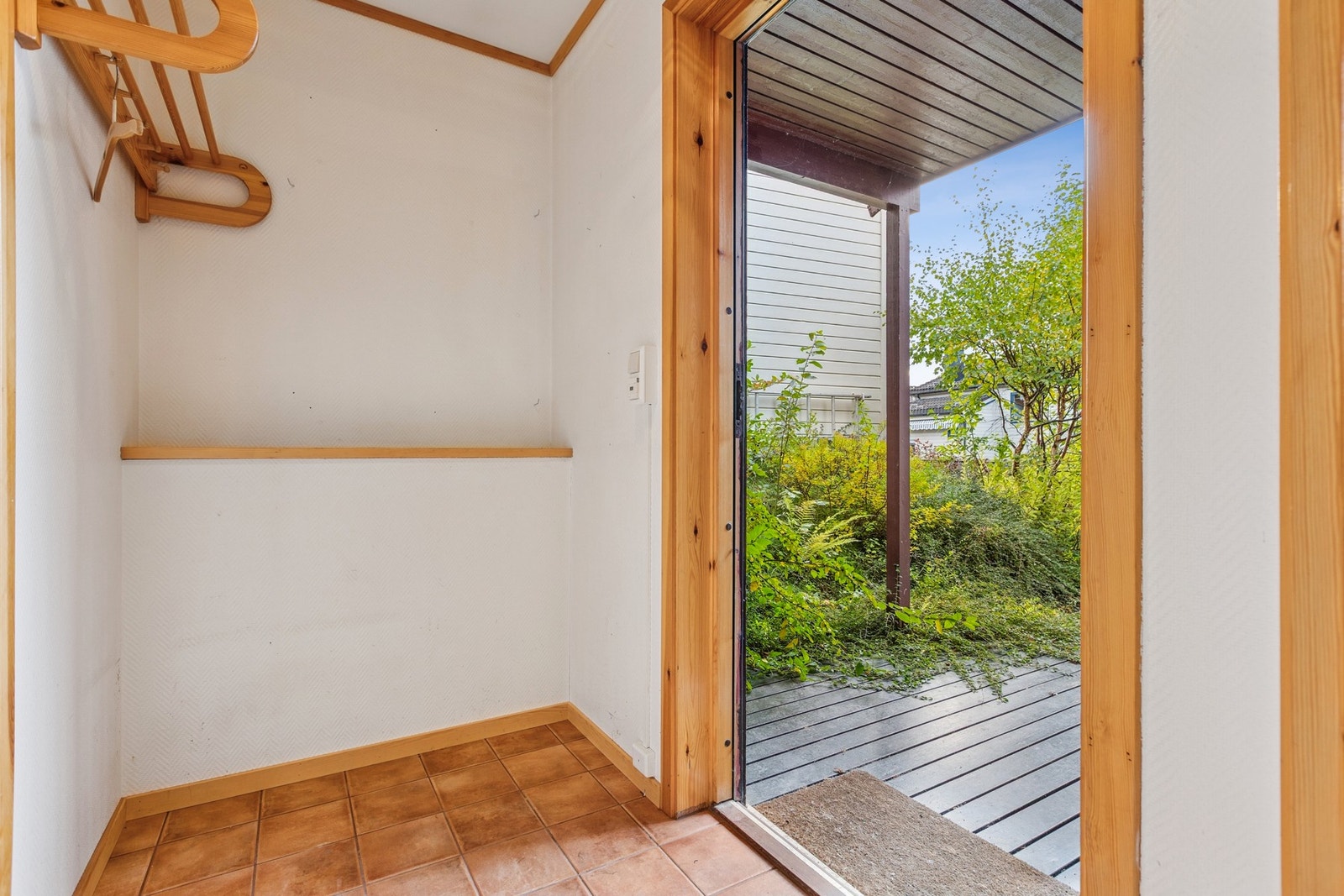 Innbydende entré med flislagt gulv og gulvvarme, som gir både et praktisk og behagelig velkomstområde. Galleribilde