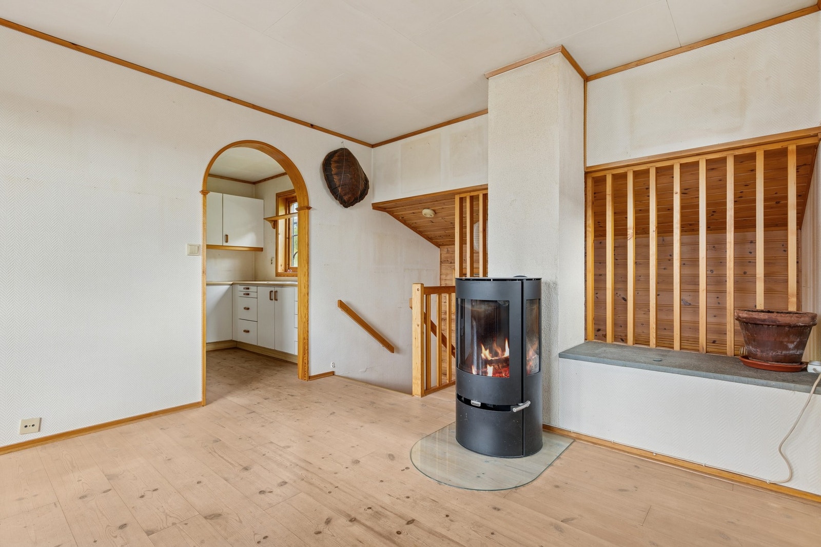 Fra stuen er det adkomst til kjøkkenet, som ligger i praktisk tilknytning til oppholdsrommet. Galleribilde