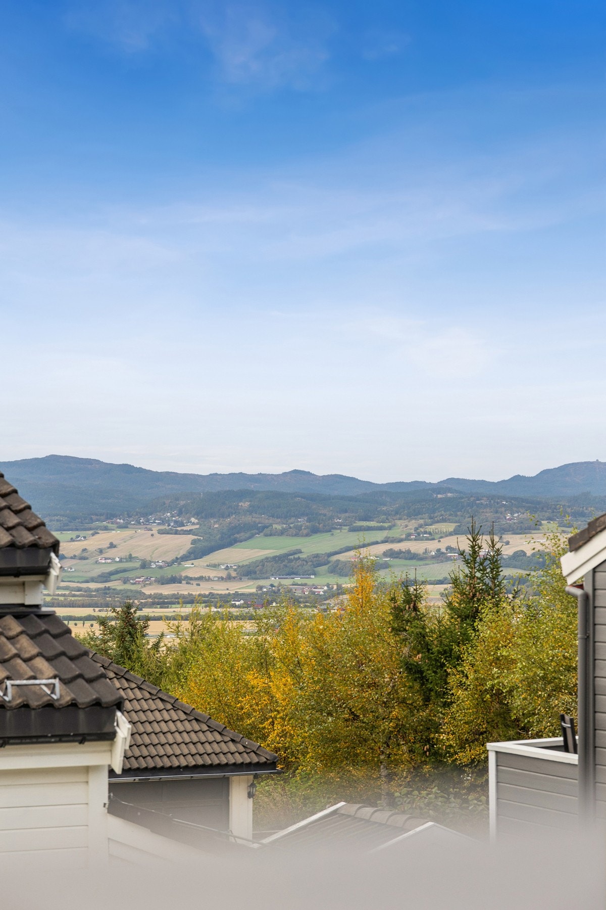 Fra balkongen kan man til en hver tid nyte utsikten over nabolaget! Galleribilde