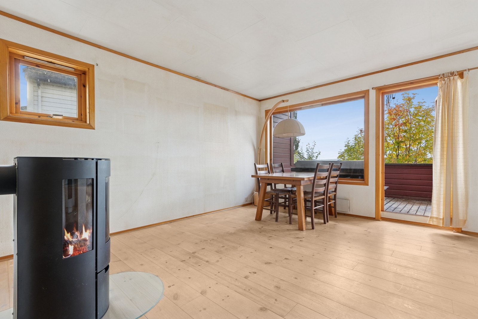 Fra stuen er det utgang til en balkong på ca. 8 kvm, som gir en hyggelig uteplass med plass til sittegruppe og mulighet for å nyte både sol og utsikt. Galleribilde