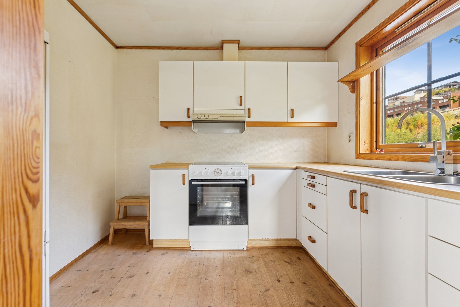 Boligen har et lyst og funksjonelt kjøkken med åpen løsning mot spisestue og stue, noe som gir en sosial og romslig atmosfære. Galleribilde