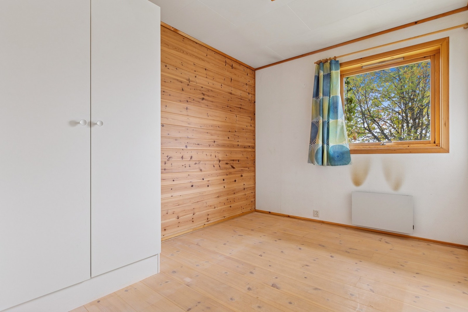 Begge rom har tregulv, kombinasjon av malt glassfiberstrie og panel på vegger, malte plater i himling og garderobeskap som gir praktisk oppbevaringsplass. Galleribilde