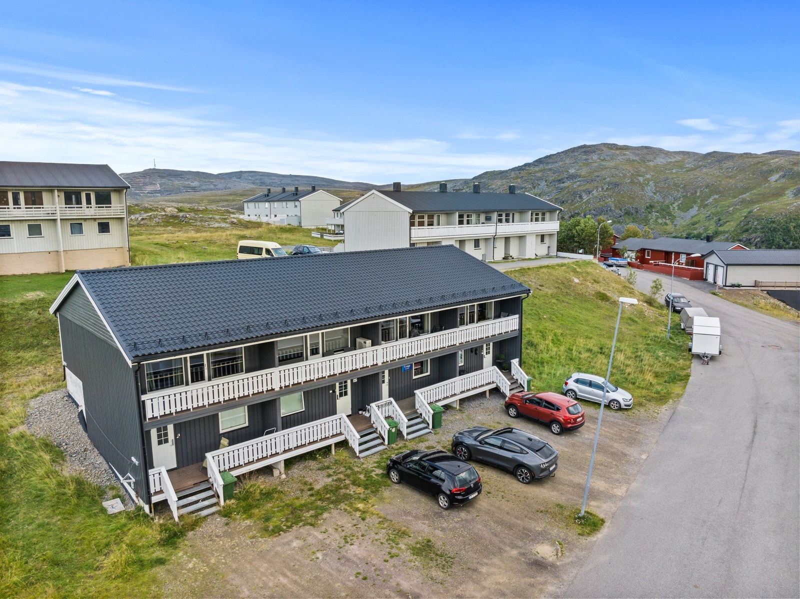 Fasade og parkering Galleribilde