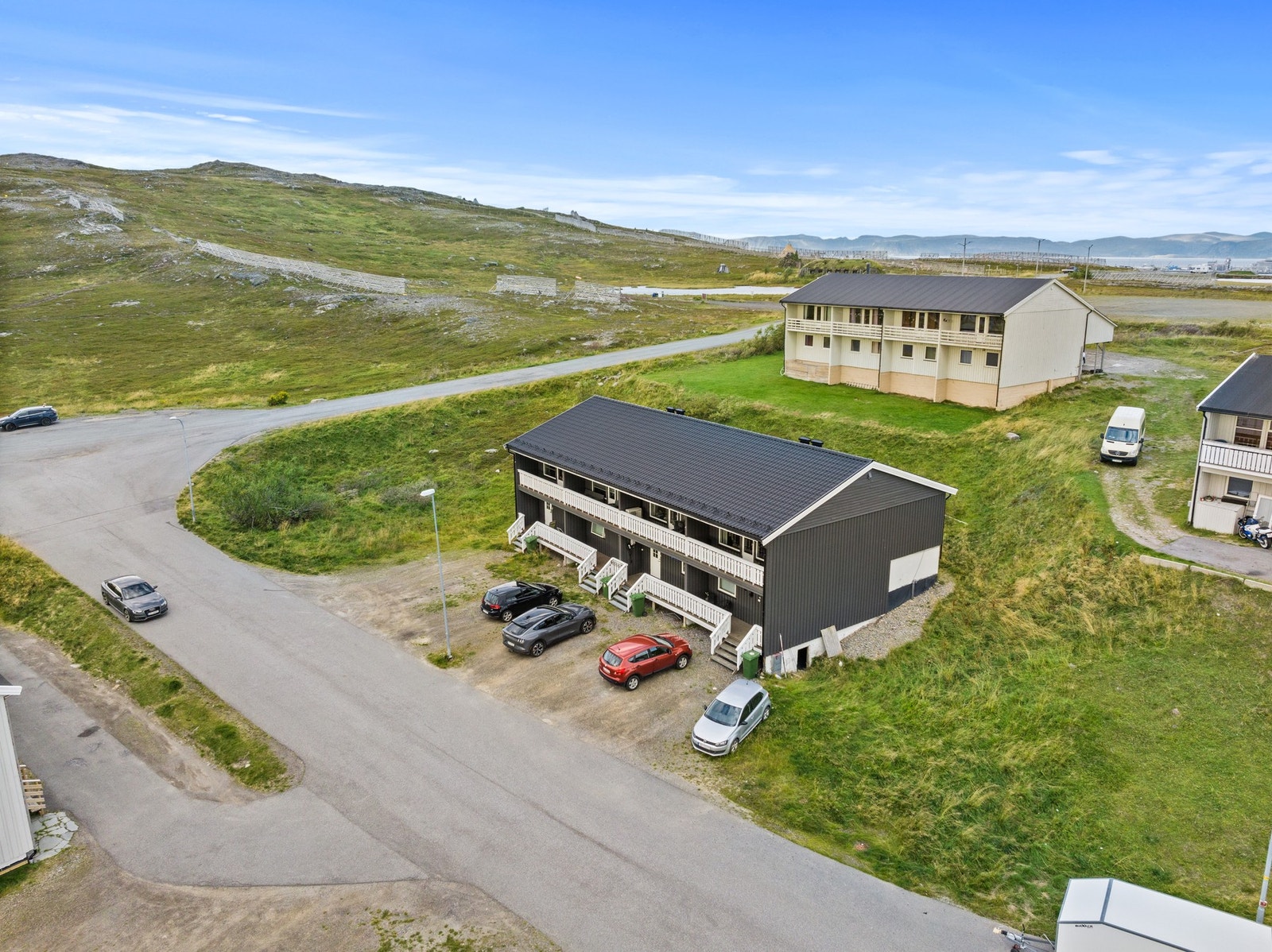 Fasade og parkering Foto: Fodro Galleribilde