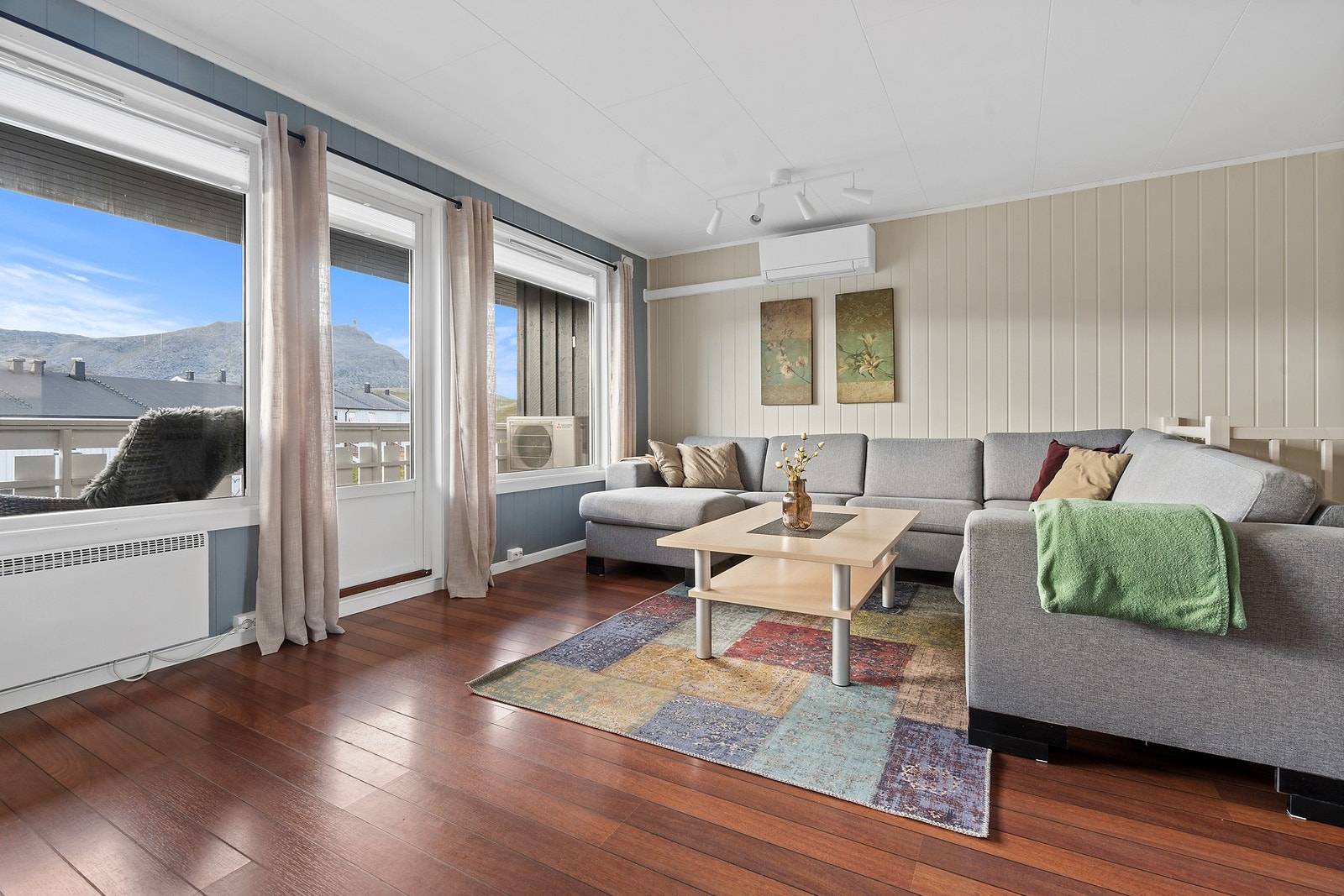 Velkommen til Høyden 26C- Romslig selveier på Høyden
Stuen med utgang til balkong Foto: Fodro Galleribilde