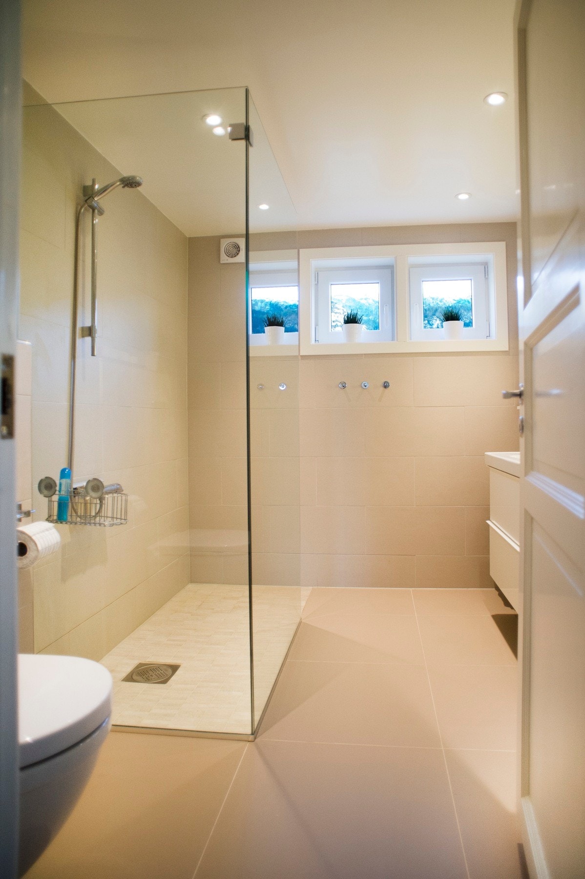 Badet er på 6,3 kvm og er helfliset med innfelte downlights i himling og varmekabler i gulv. Galleribilde