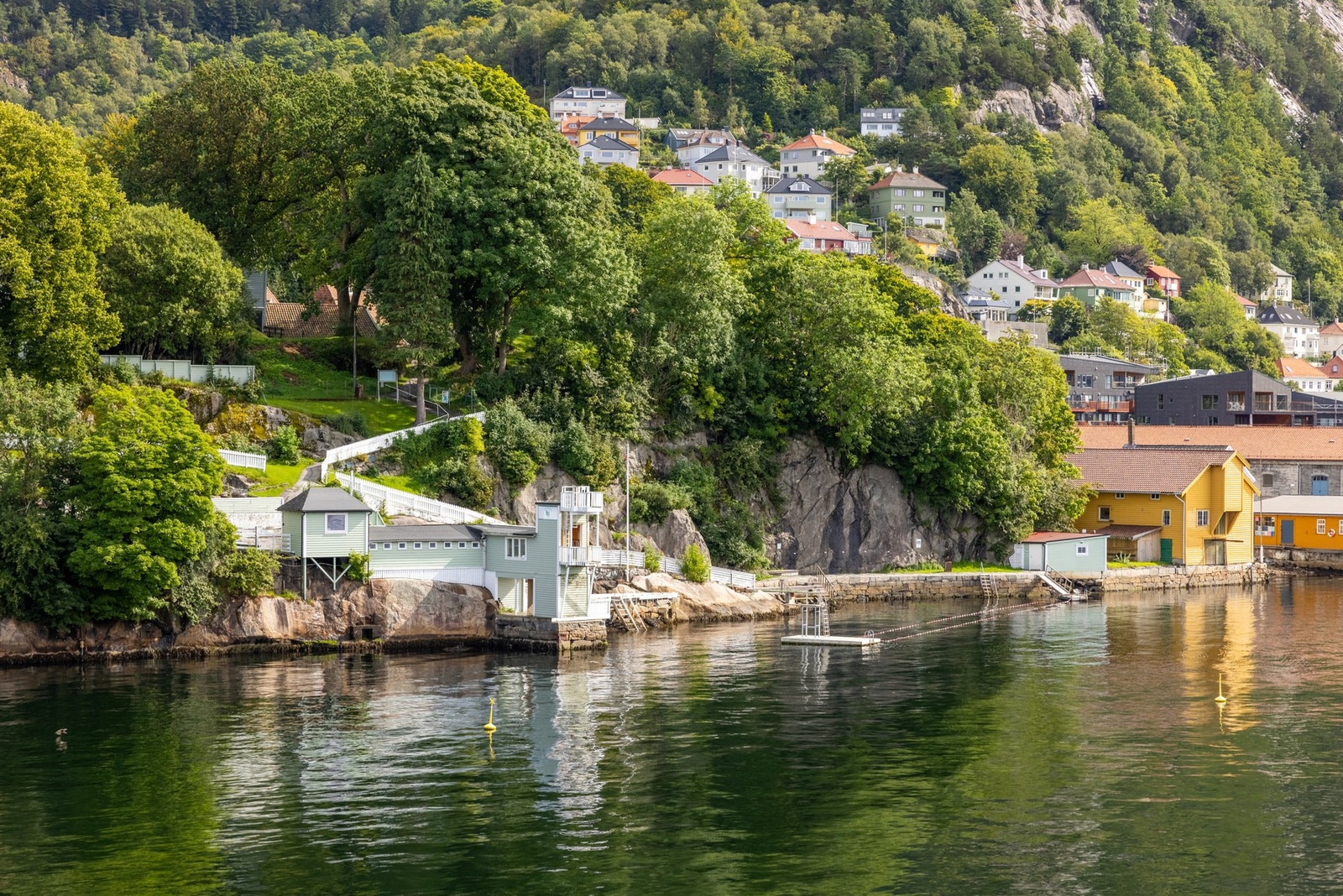 Fine bademuligheter noen få minutters gange fra boligen. Galleribilde