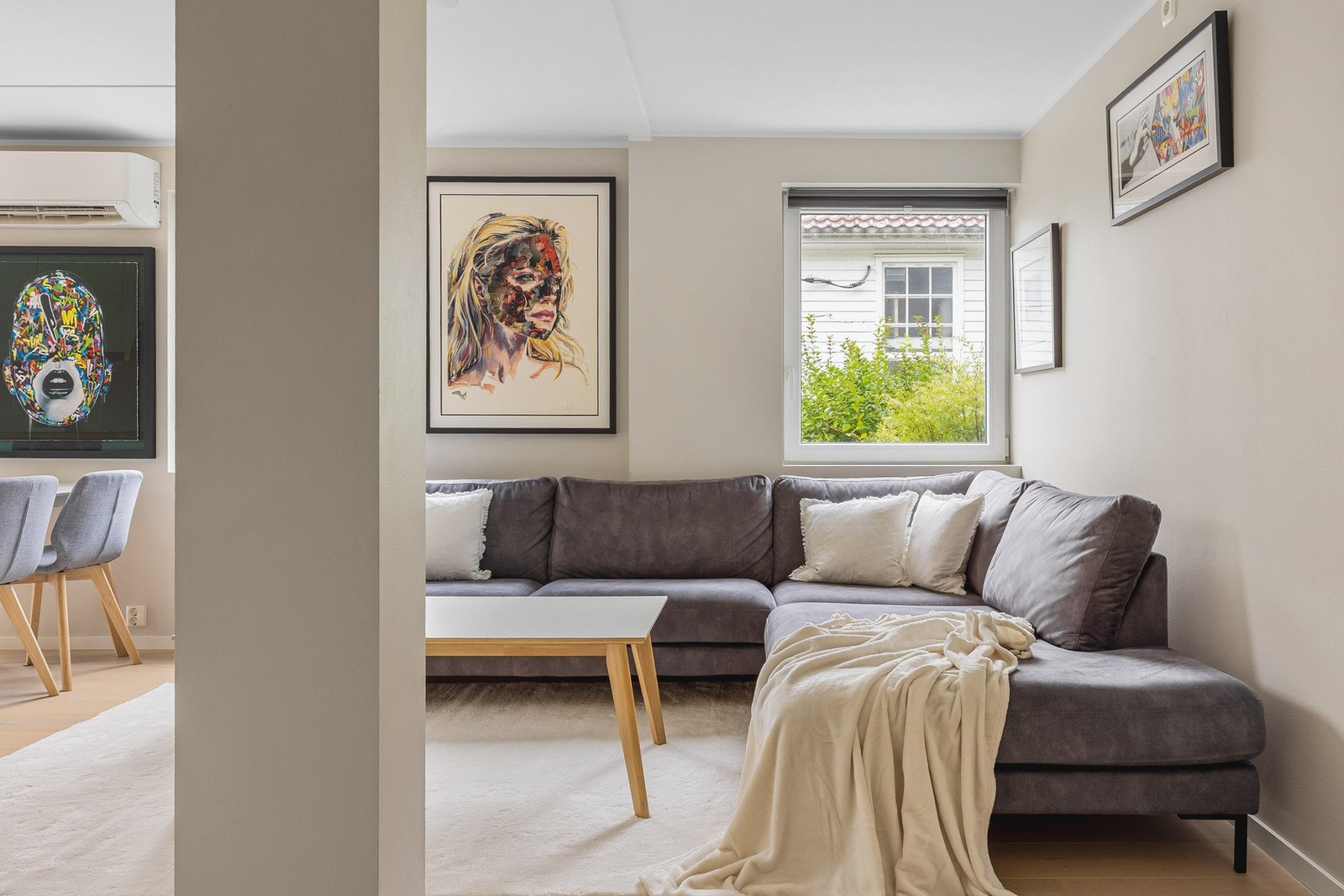 Overflatene er malt i en moderne og behagelig fargetone, og på gulvet er det lagt lys 1-stavs eikeparkett Galleribilde