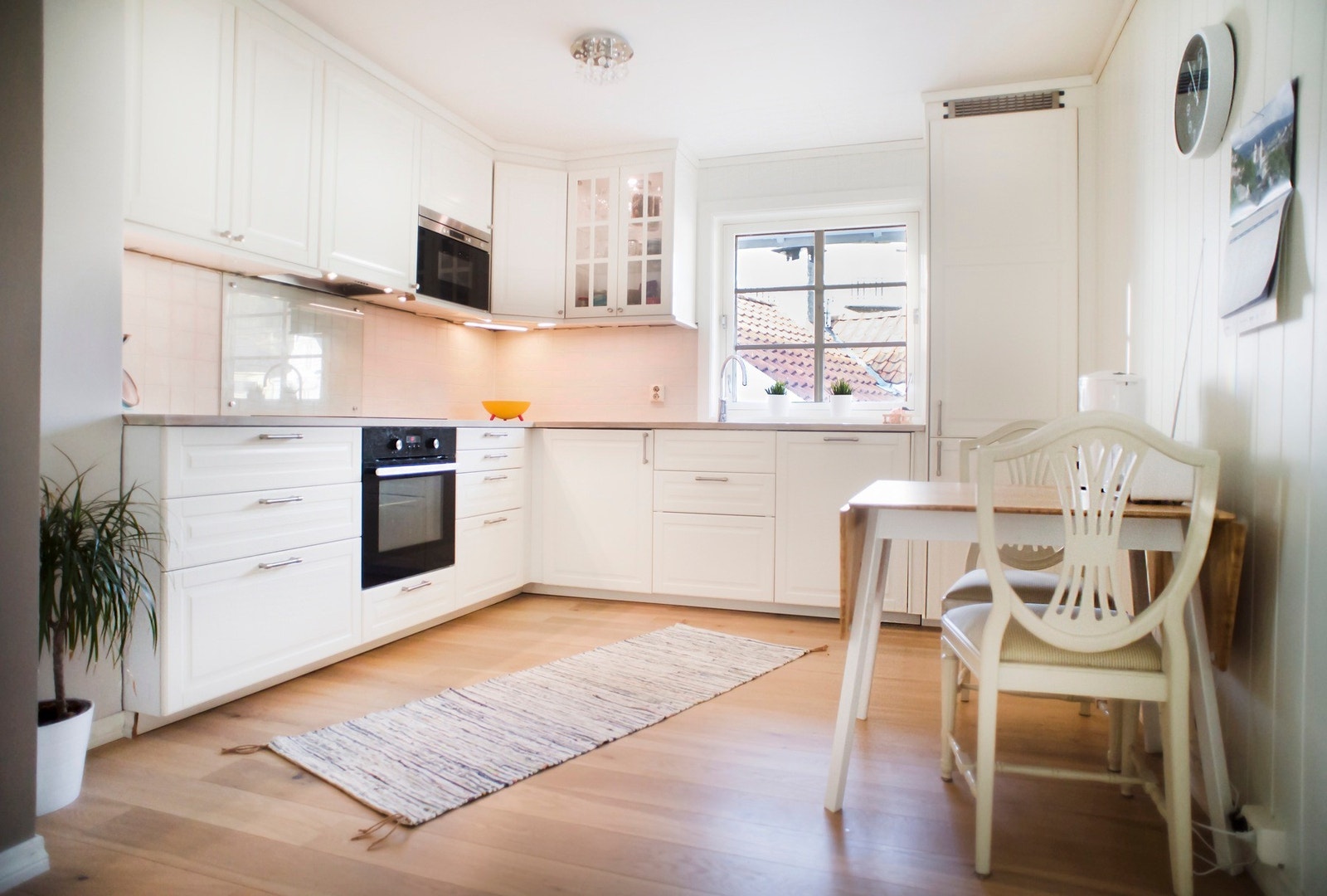 Kjøkkeninnredningen er av profilerte fronter og heltre benkeplate med nedfelt vask av stål. Galleribilde