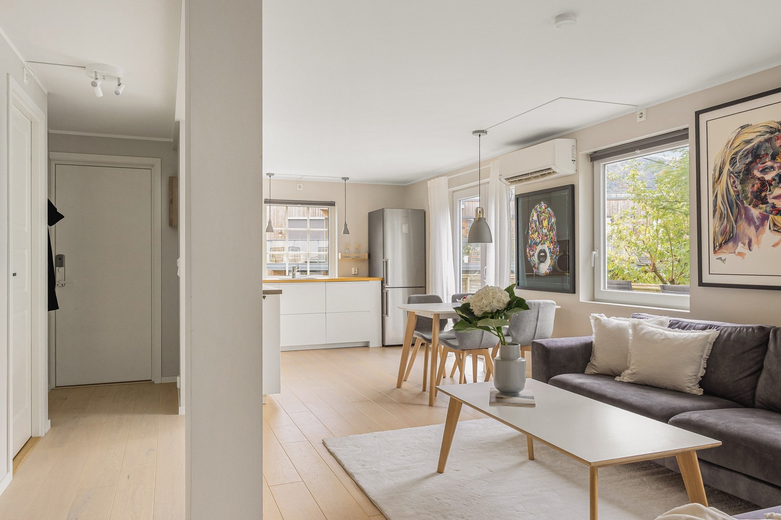 Rommet gir et godt førsteinntrykk av boligen. Galleribilde