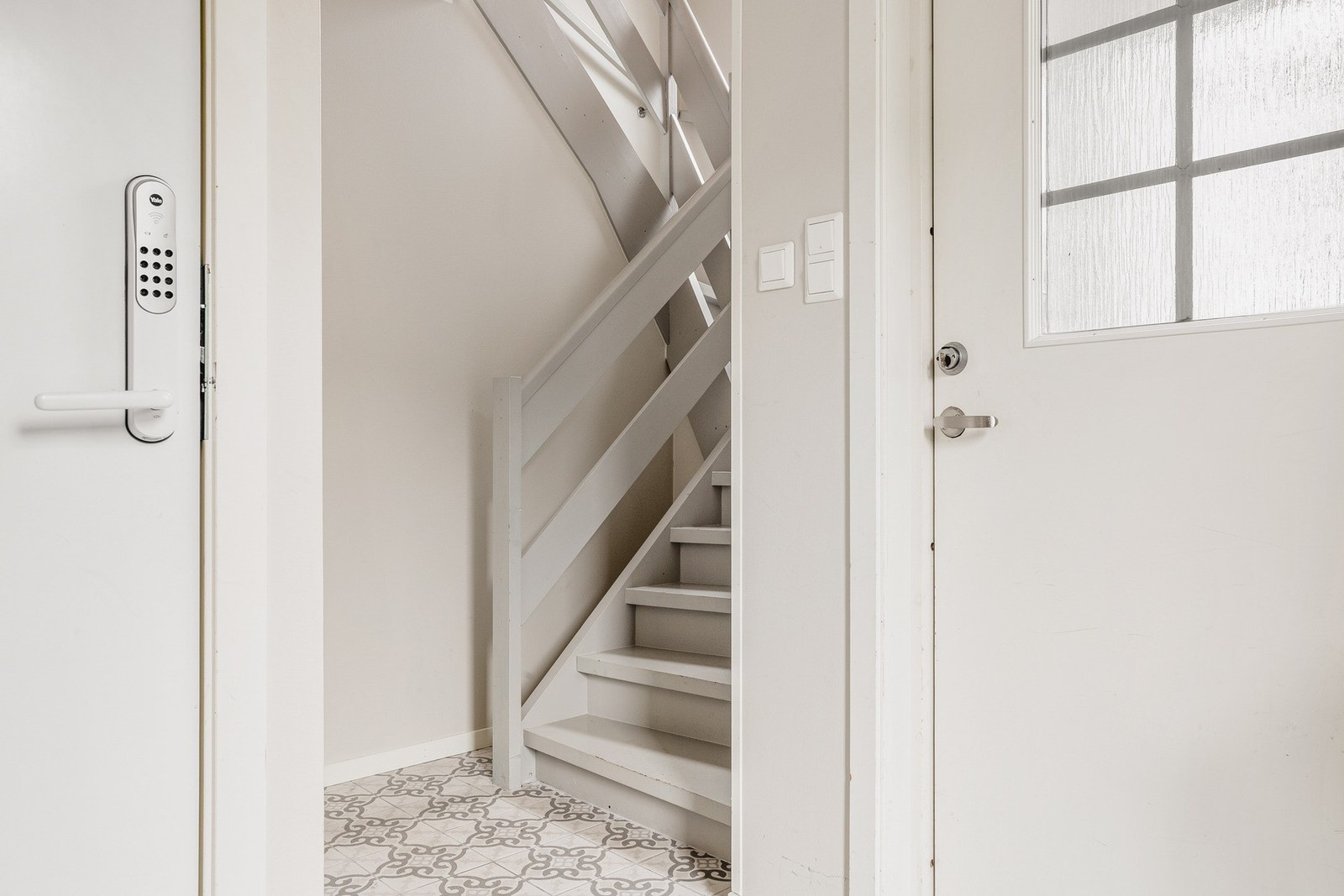 Fra felles inngangsparti har man adkomst via trapp til egen entre. Et praktisk og innbydende førsteinntrykk. Galleribilde