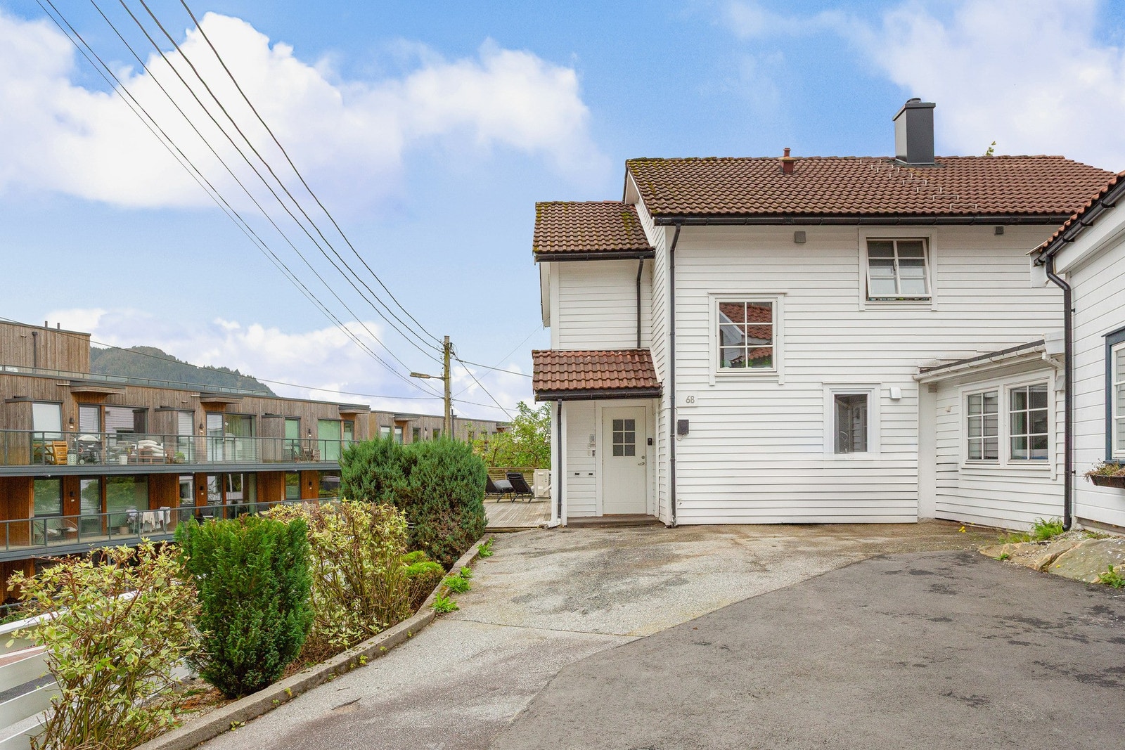 Gode parkeringsmuligheter på egen tomt. Tilhørende elbil-lader. Galleribilde