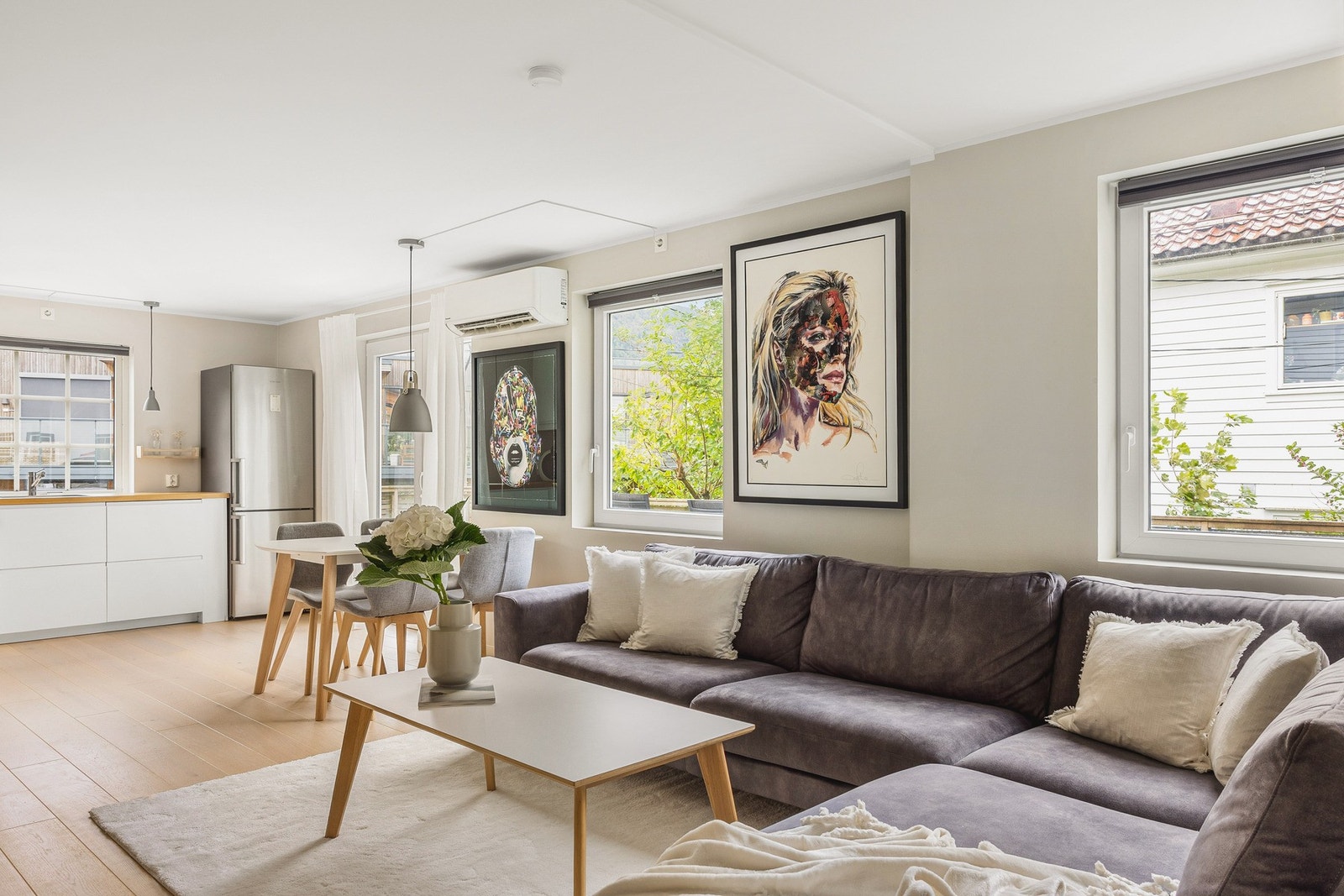 Det er god plass til å innrede i ulike soner, både med TV-krok og spisestue. Galleribilde