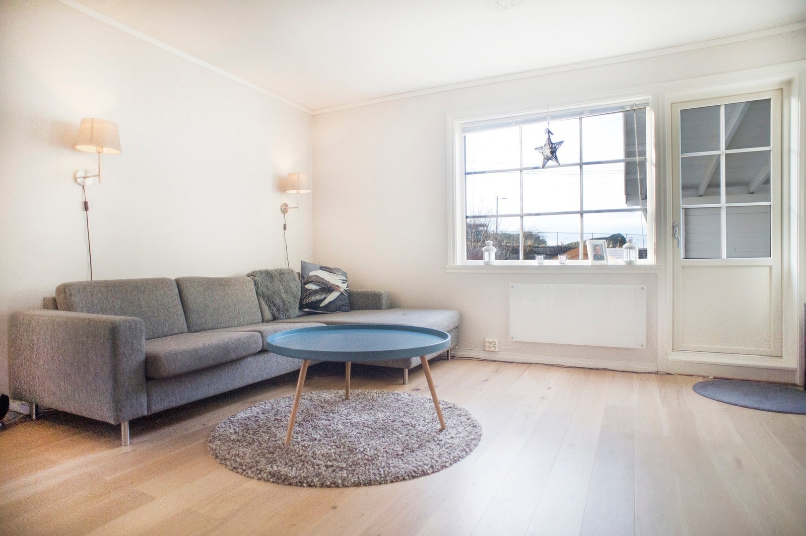 I likhet med 1.etasje er det også her en praktisk åpen stue- og kjøkkenløsning med 1-stavs parkett på gulv og malte overflater. Galleribilde