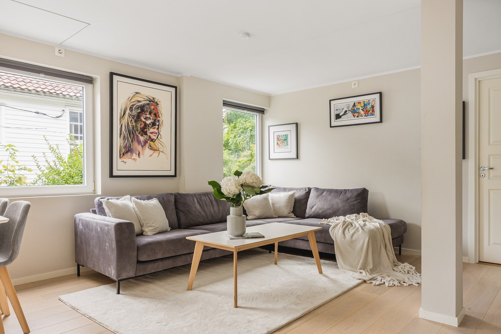 Store vindusflater slipper inn rikelig med naturlig lys som gjør at man får et luftig uttrykk. Galleribilde