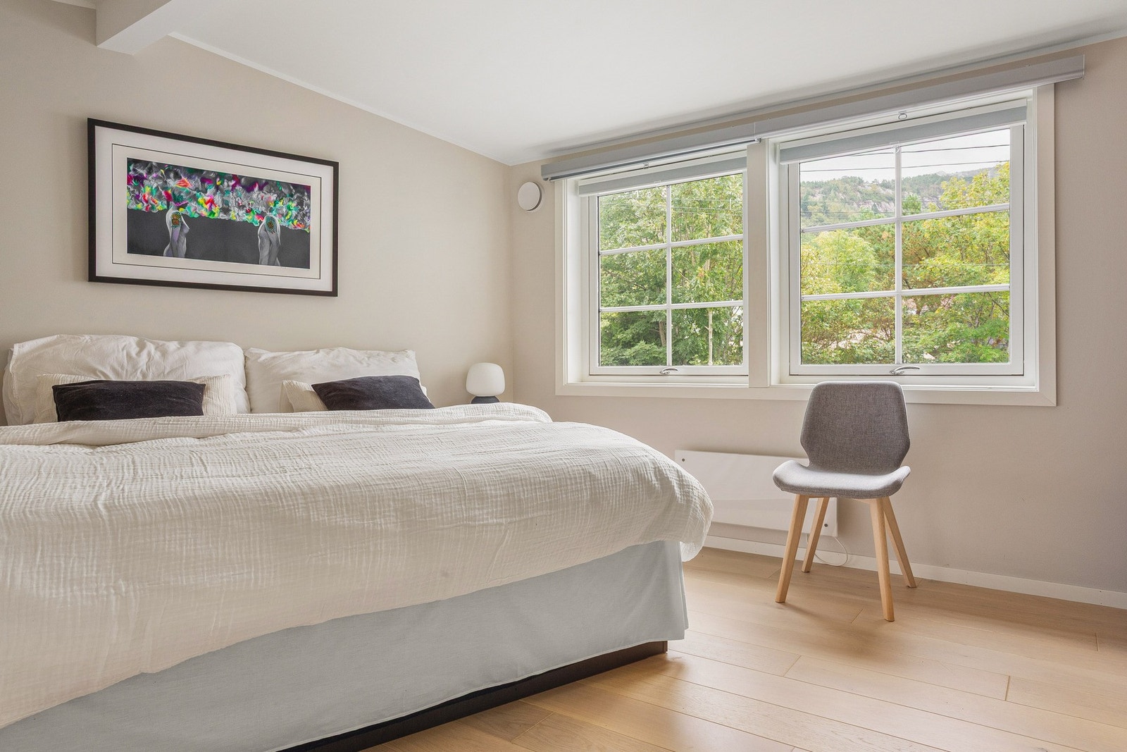 Gode garderobemuligheter og vinduer som gir naturlig lys. Galleribilde