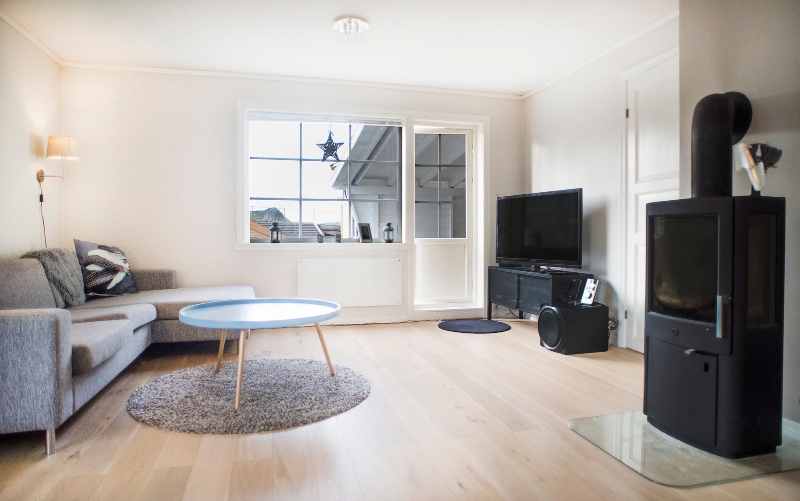 Fra stuen har du direkte utgang til en balkong med flott utsikt, som forsterker følelsen av å bo tett på naturen og gir en perfekt forlengelse av oppholdsrommet. Galleribilde