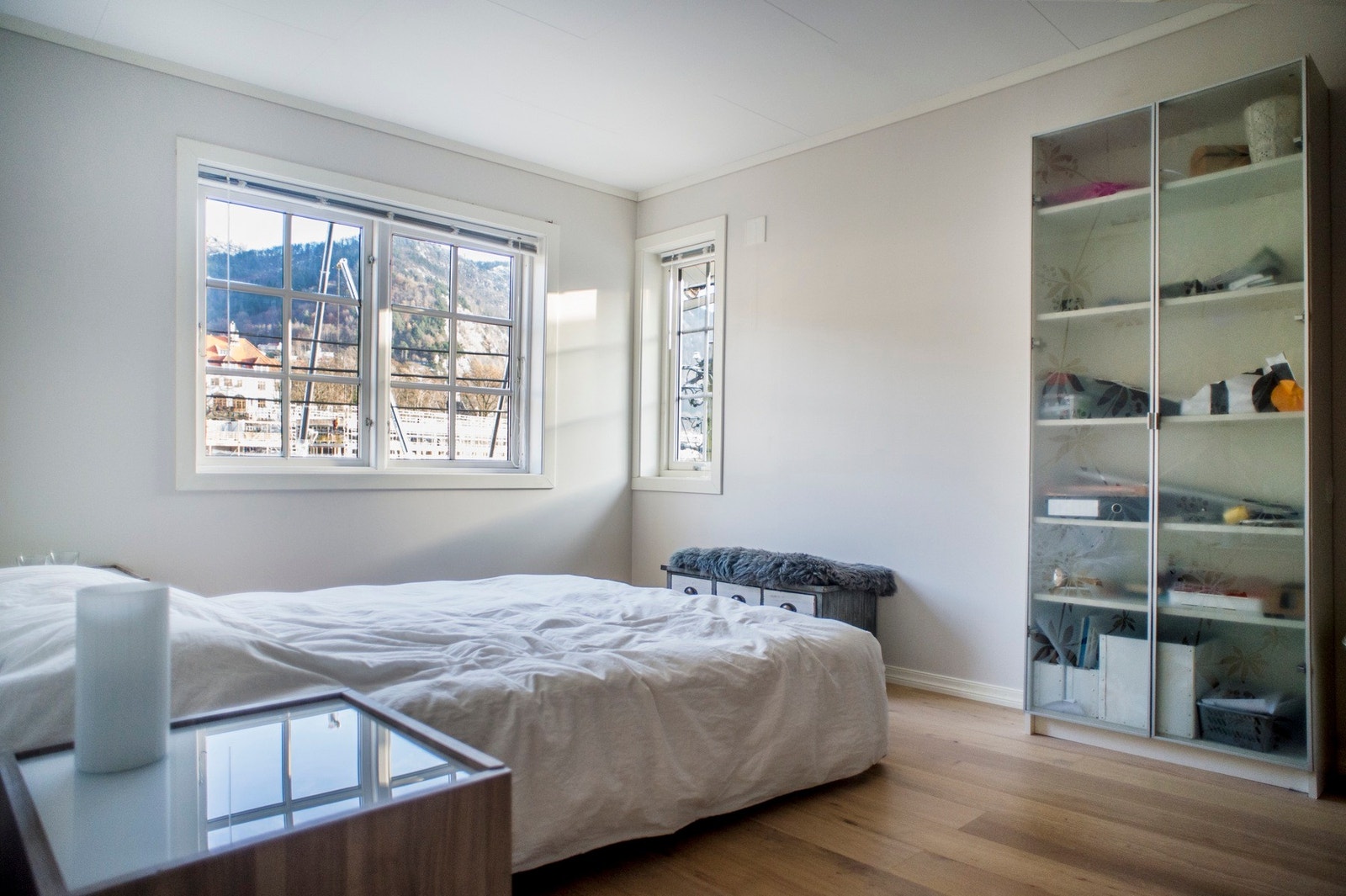 Soverommene er på 7,1 kvm og 13 kvm med plass til seng, nattbord og ønsket møblement. Galleribilde