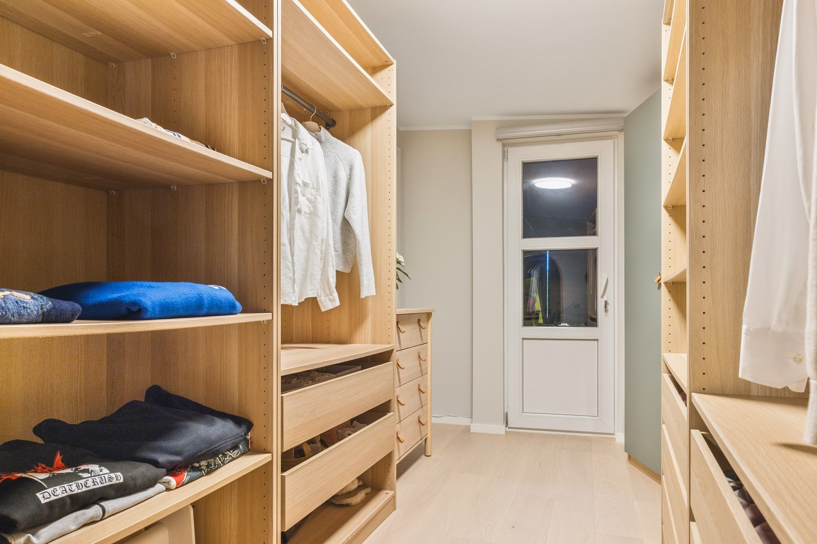 Fra soverommet har man inngang til walk-in. Galleribilde