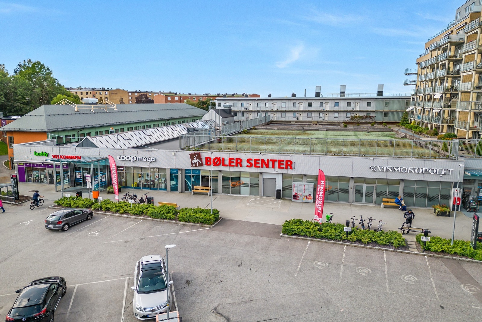 Bøler senter ligger en liten spasertur unna boligen, og tilbyr det aller meste du trenger i hverdagen. Galleribilde