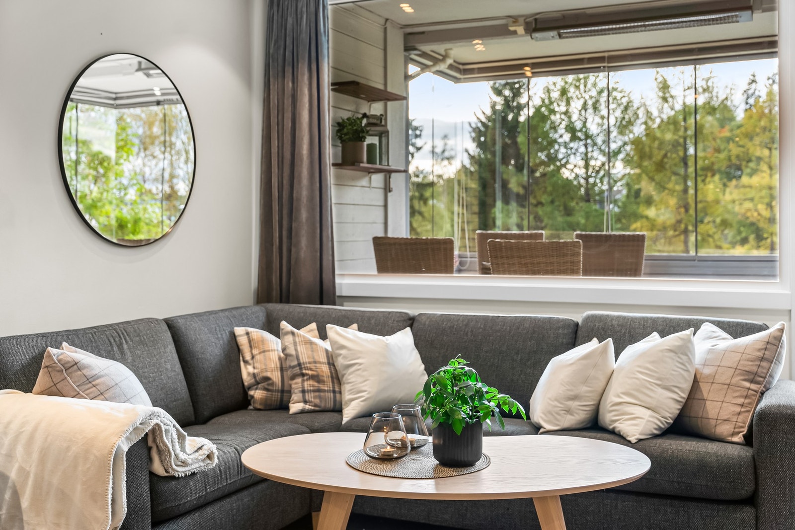 Grønt og hyggelig utsyn også fra stuen. Galleribilde