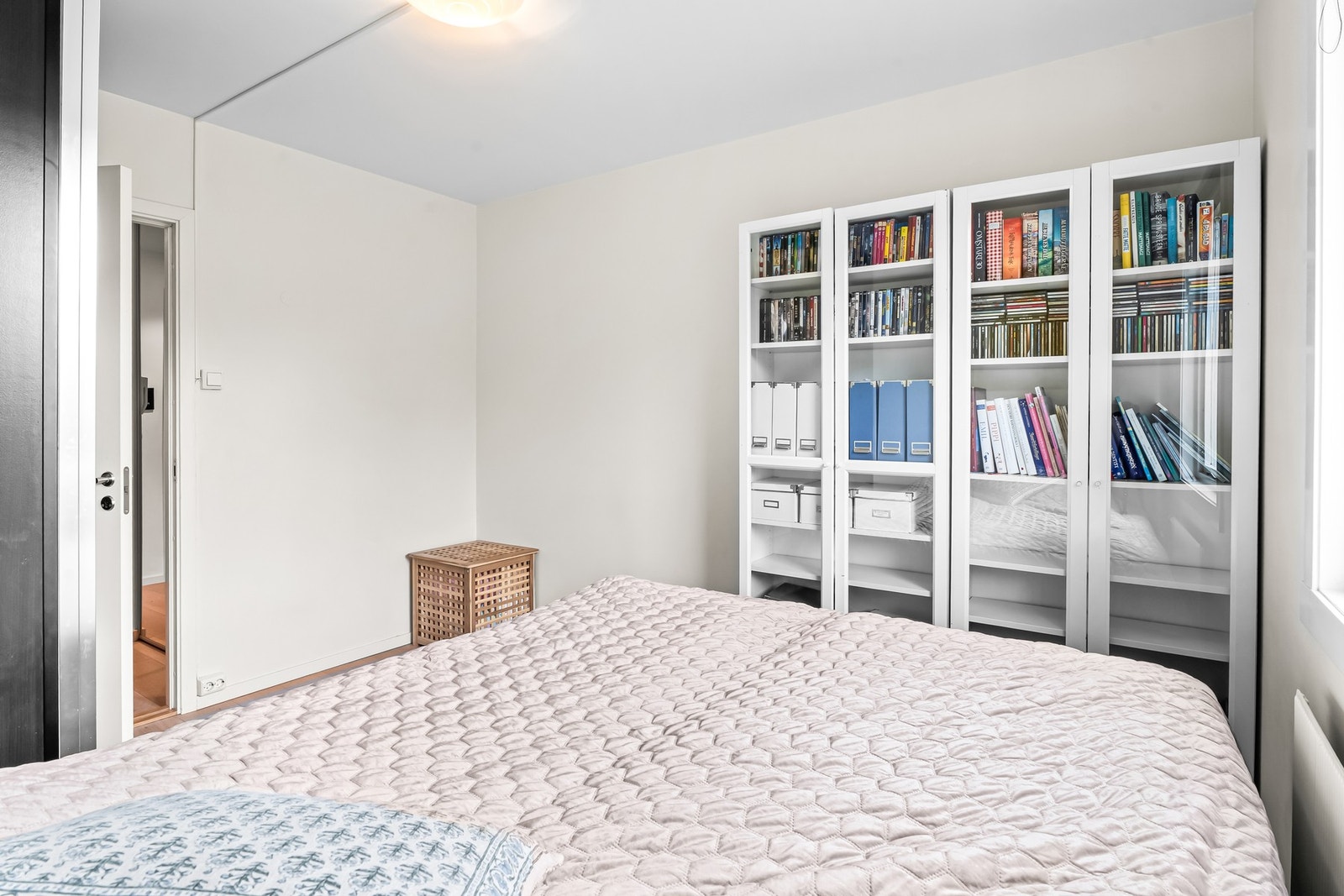 Her er det fin plass til å innrede med nattbord og dobbeltseng, samt mulighet for stor skyvedørsgarderobe om ønskelig. Galleribilde