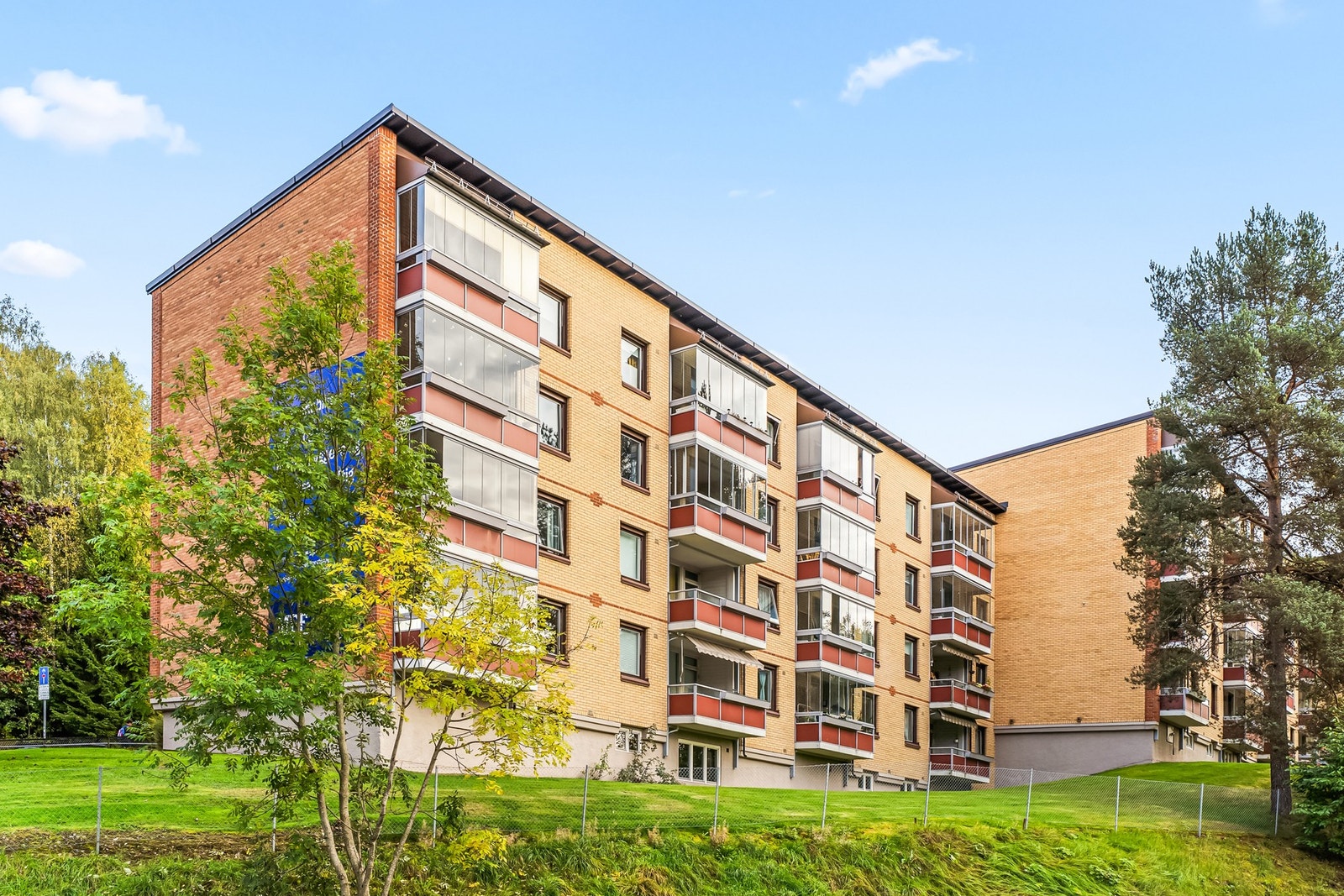 Leiligheten ligger fint plassert på enden i første etasje, i et rolig og sentralt område. I Olav Nygards veg er det p.t. gratis gateparkering. Galleribilde