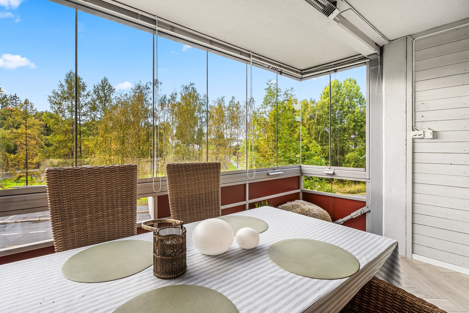 Balkongen har fin plass til å innredes med ønsket møblement, og innglassingen kan åpnes og dras til side, slik at sol og frisk luft slippes inn. Galleribilde