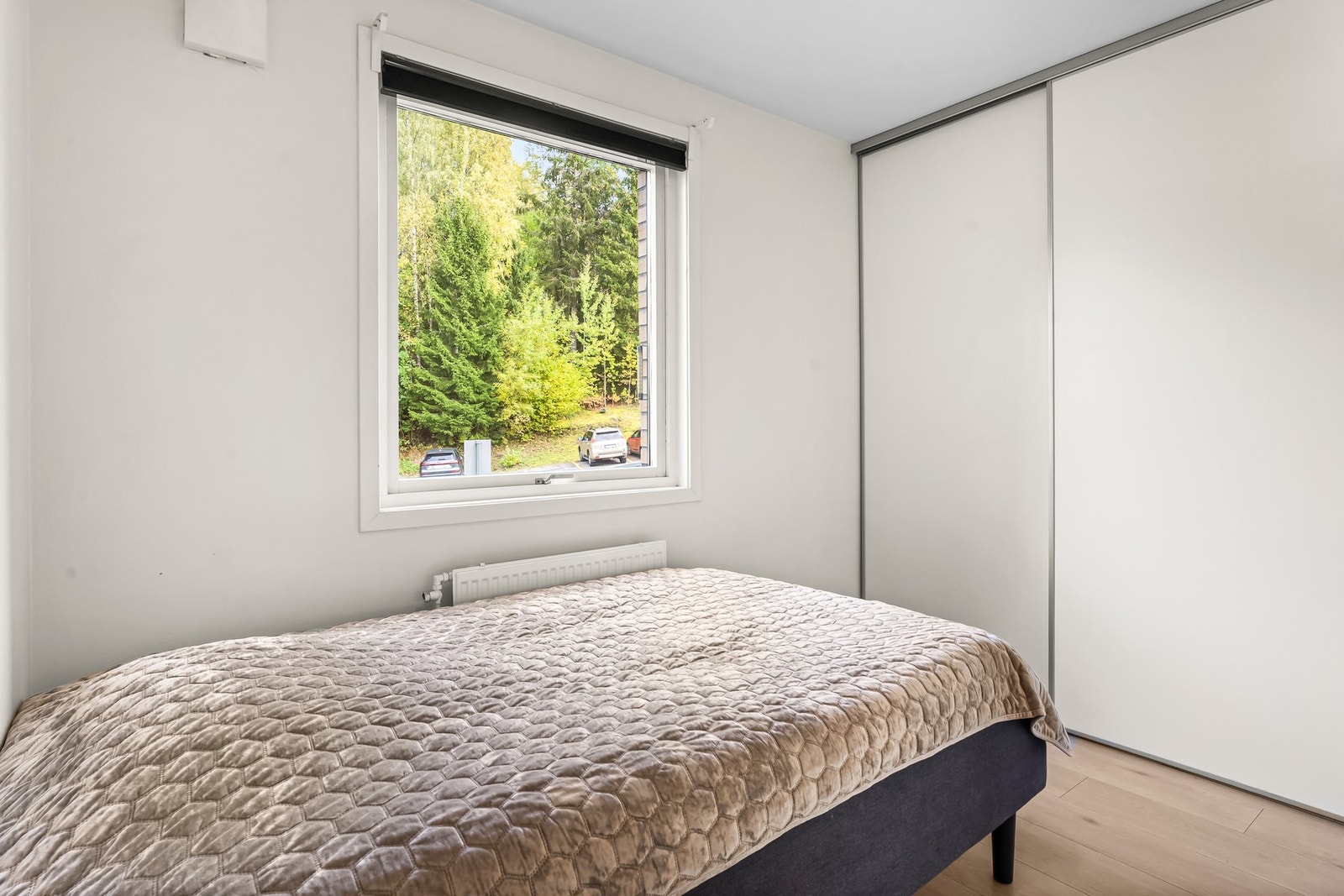 Soverom II er også av fin størrelse med lagring i skyvedørsgarderobe. Galleribilde