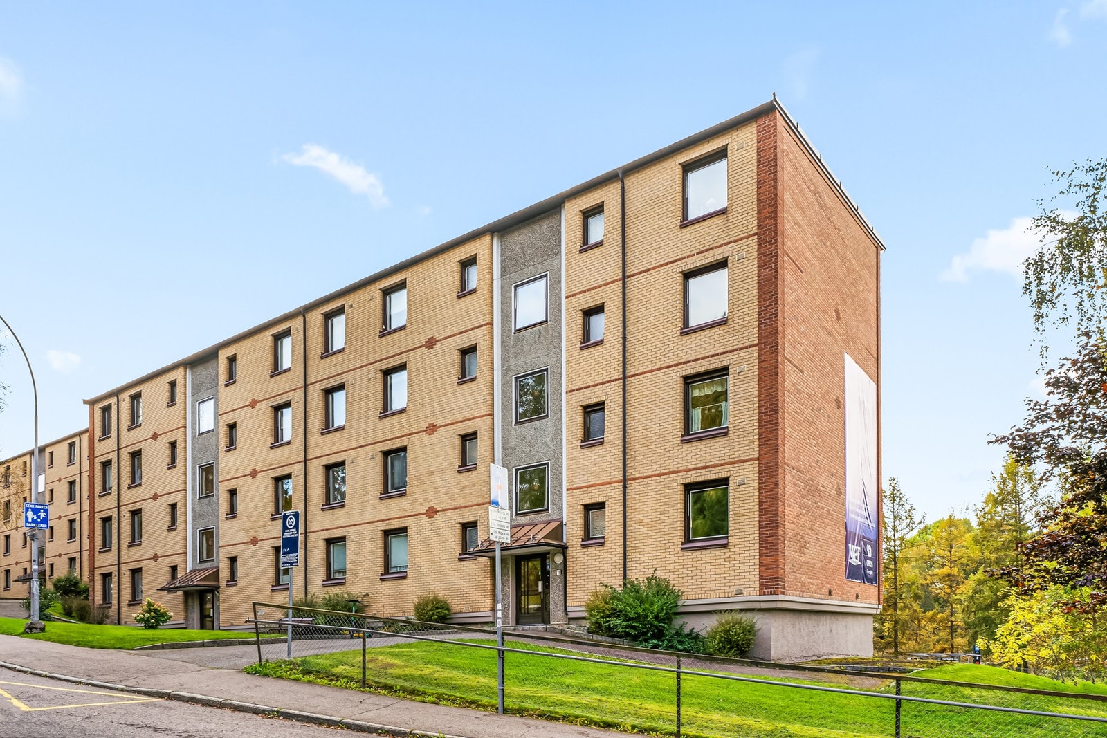 Det er venteliste på p-plass i borettslaget og det er tidvis mulighet for kjøp av garasjeplass i eget garasjelag. Borettslaget har fire ladestasjoner for lading av elbiler. Galleribilde
