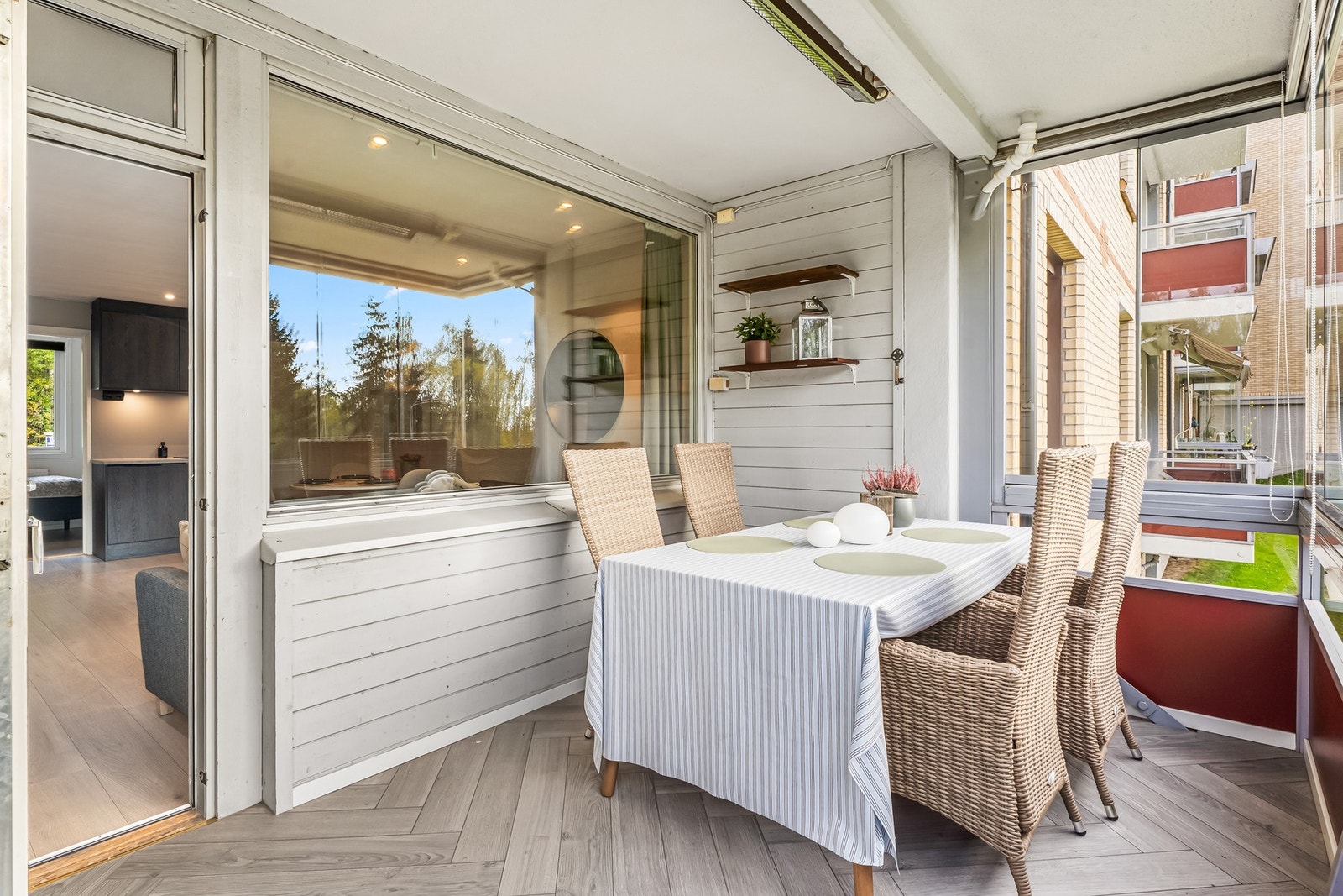 Leiligheten har en vestvendt, innglasset balkong på ca. 8 kvm med adkomst fra stuen. Det er også montert terrassevarmer, slik at det er ekstra hyggelig å sitte ute på kveldene. Galleribilde