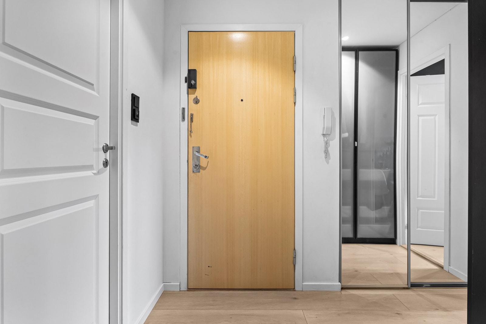 Leiligheten har inngang fra felles trappegang til en romslig, lys entré. Entréen har en romslig skyvedørsgarderobe samt et frittstående garderobeskap. Galleribilde