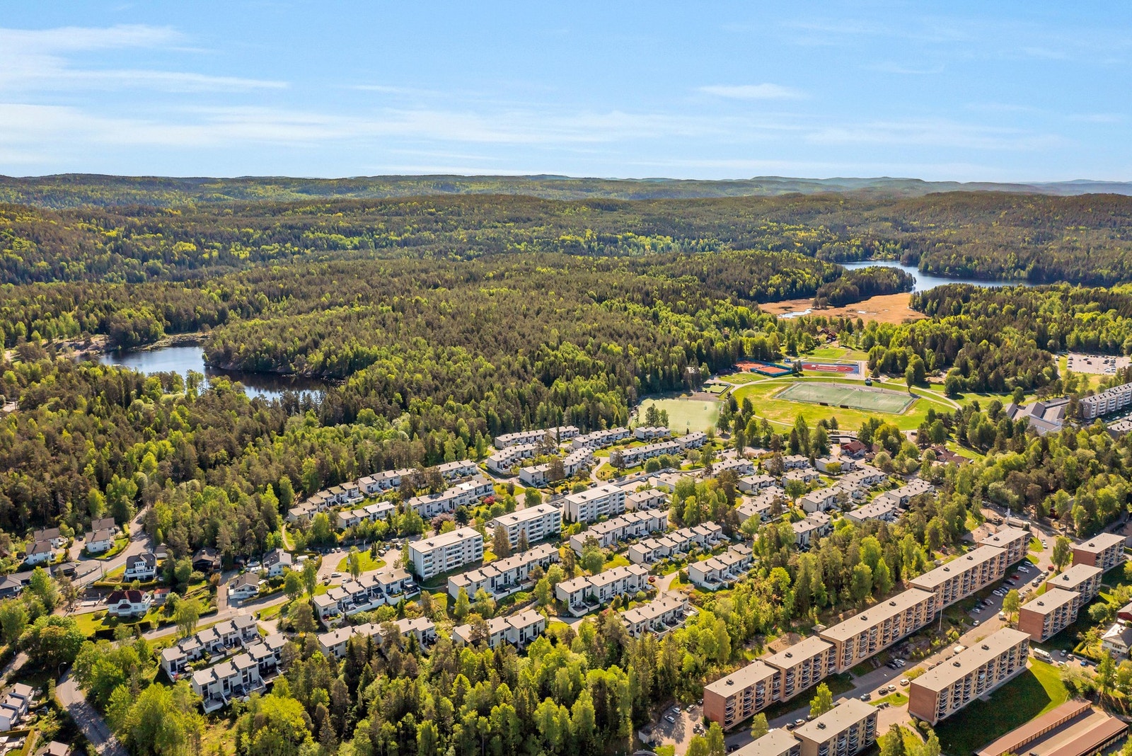 Leiligheten ligger like ved grensen til Østmarka og har flotte turområder i umiddelbar nærhet. Det er ellers kort vei til både buss og T-bane. Ulsrud borettslag nede til høyre i bildet. Galleribilde