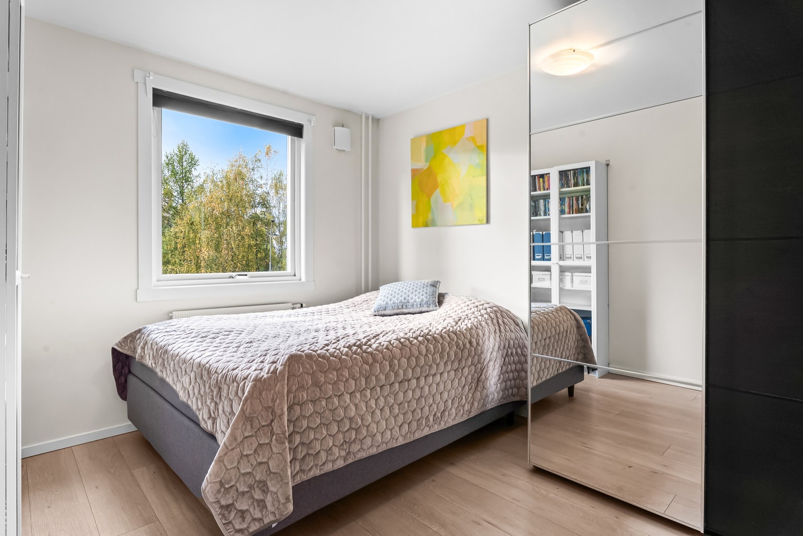 Boligen har to soverom. Hovedsoverommet har adkomst fra entréen og er romslig i størrelse. Galleribilde