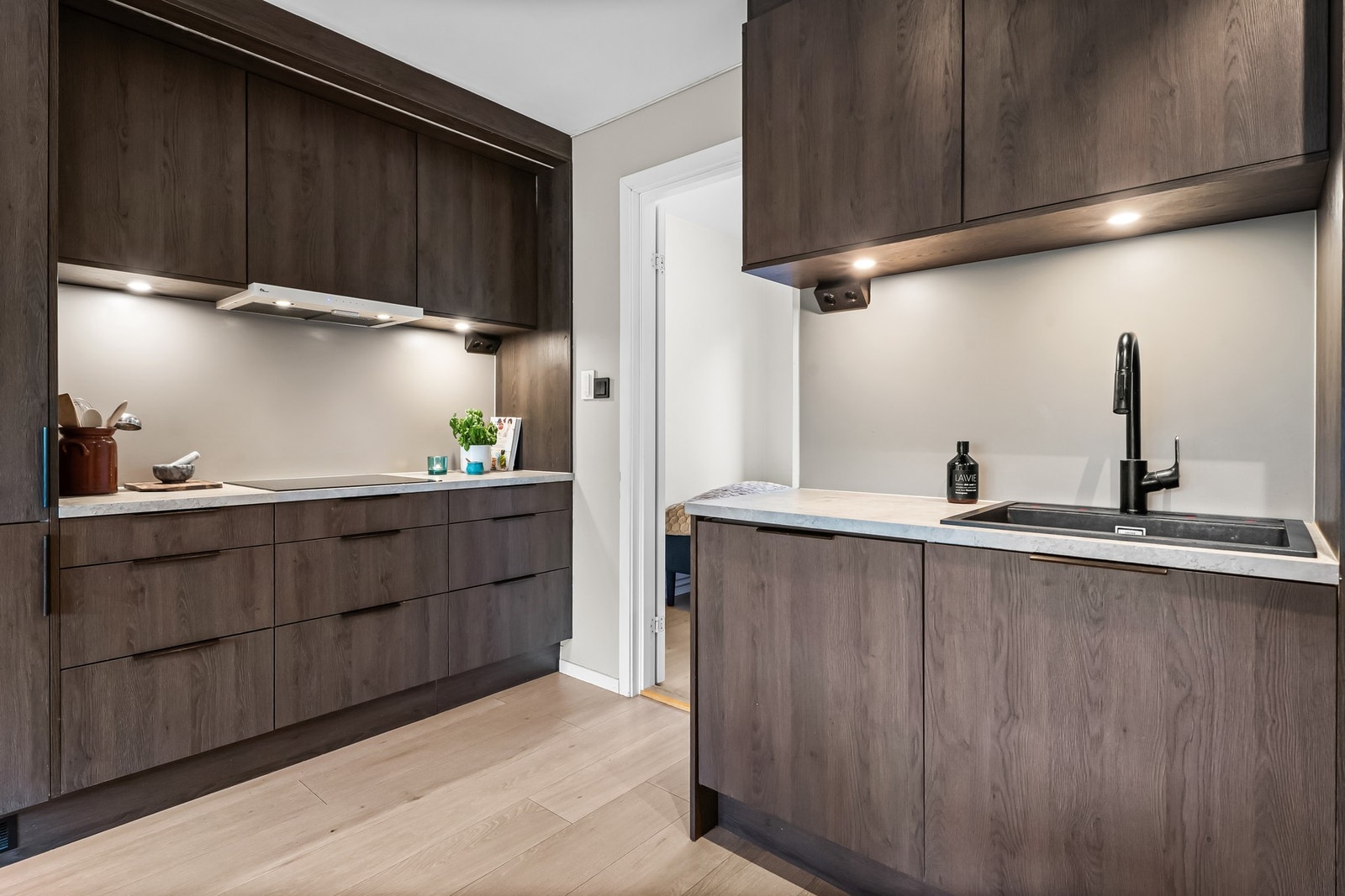 Det er ventilator med kullfilter og det er installert automatisk lekkasjestopper til oppvaskmaskinen og komfyrvakt til platetoppen. Galleribilde