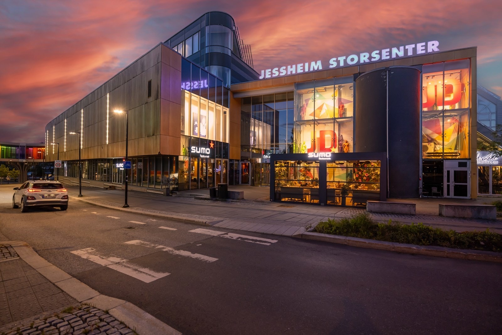 Jessheim Storsenter ligger i gangavstand fra leiligheten, og har et rikt utvalg butikker og spisesteder. Galleribilde