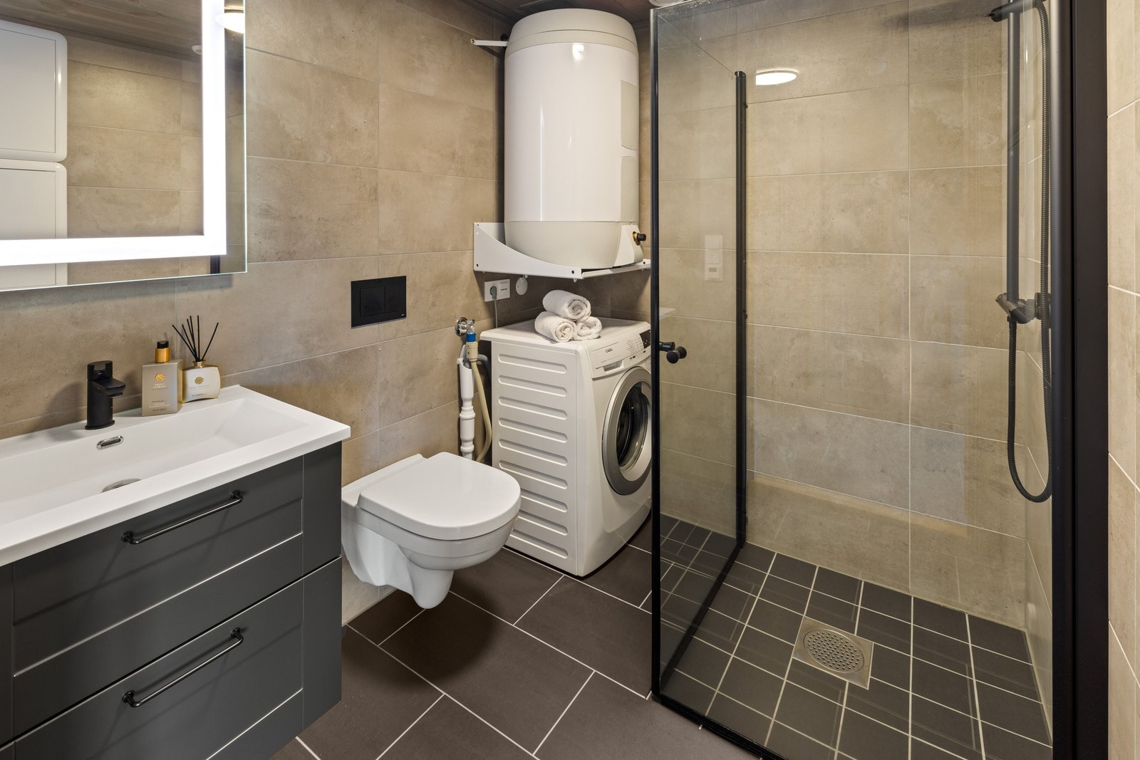 Flott bad inkl vaskemaskin. Galleribilde