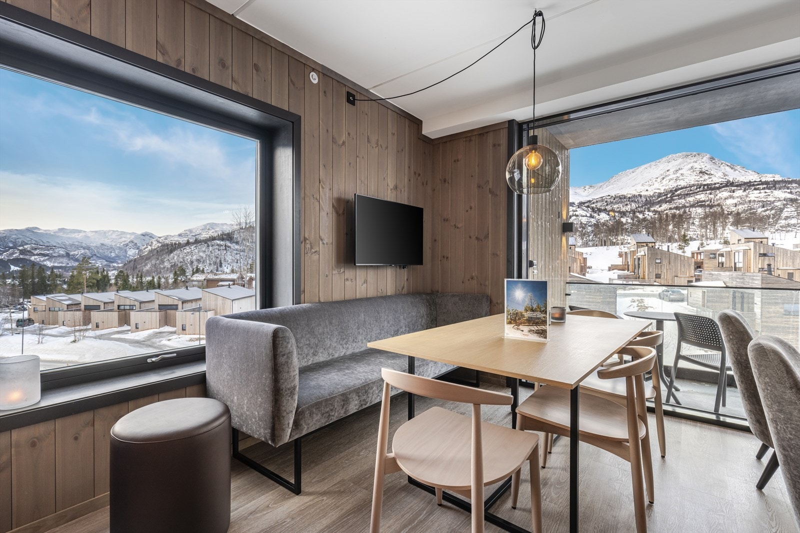 Leiligheten er beliggende på hjørne i 4.etasje med flott fjelltusikt. Galleribilde