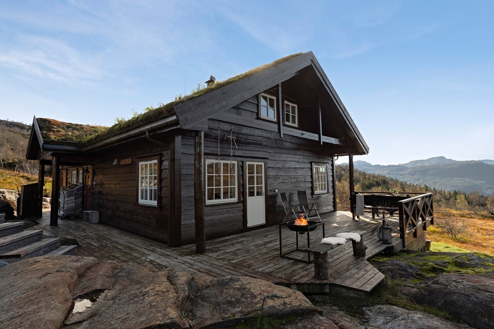 Fasade - pent uteområde med naturtomt og romslig terrasse Galleribilde