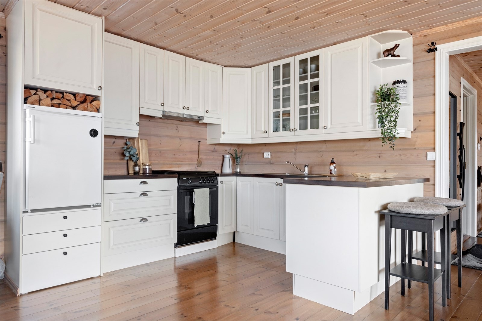 Kjøkken. Kjøleskap på strøm og komfyr på gass Galleribilde