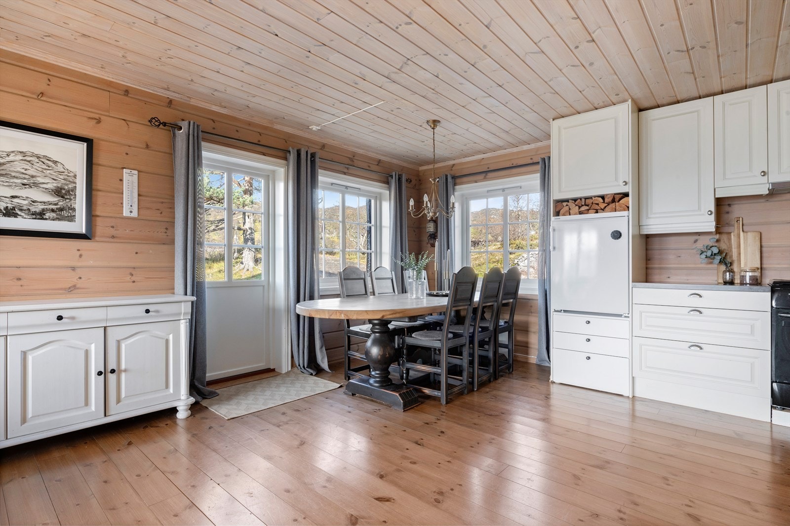 God plass til å trekke ut bord for flere rundt bordet Galleribilde