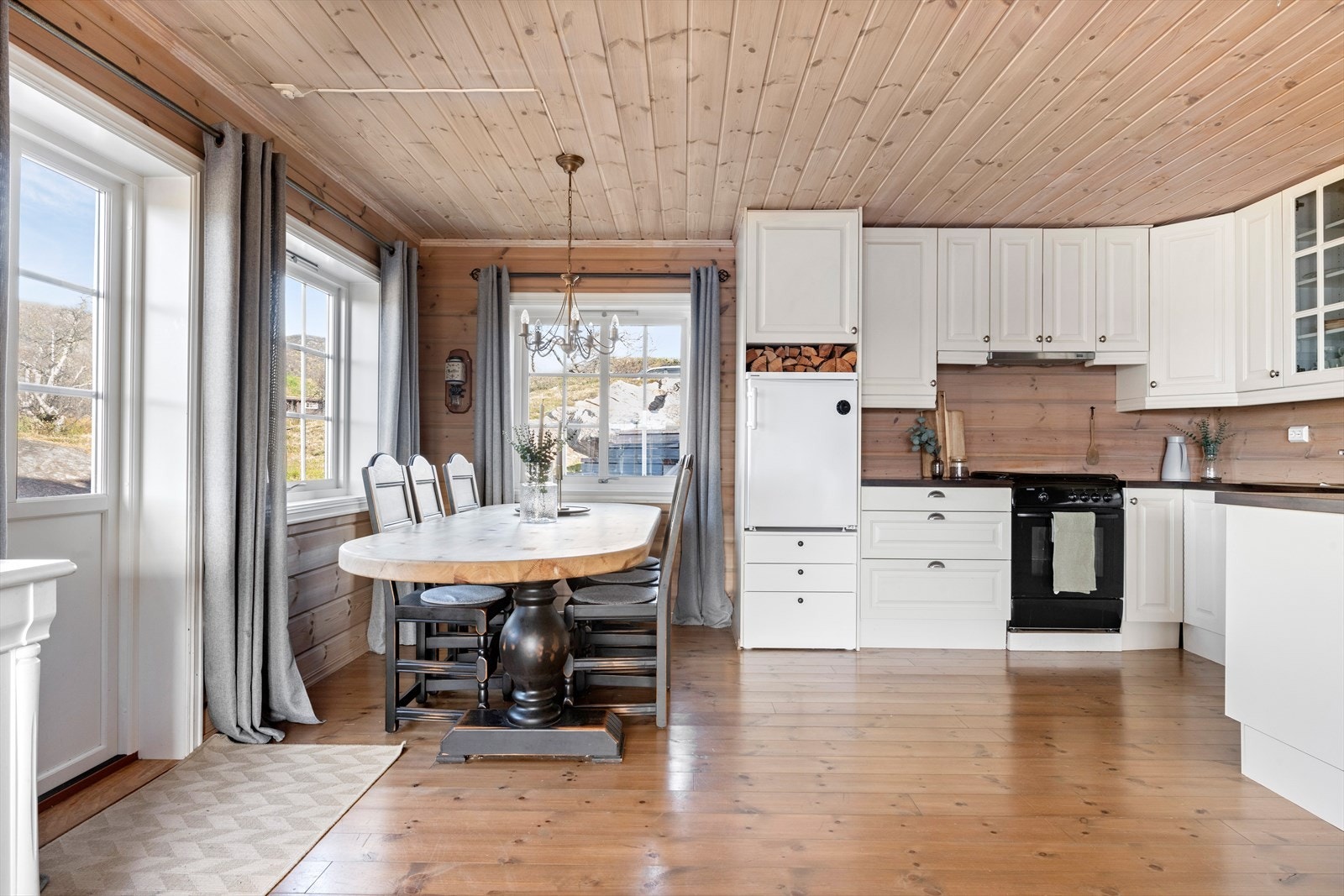 Kjøkken med spiseplass Galleribilde