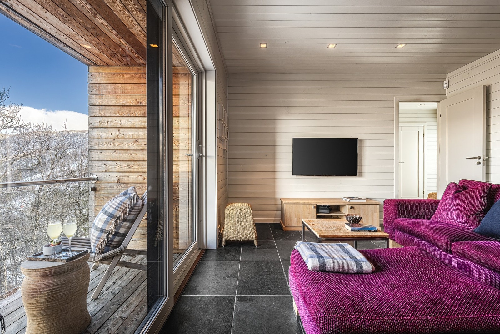 Avdeling med egen inngang, bestående av stue og kjøkkenkrok, samt utgang til balkong. Galleribilde