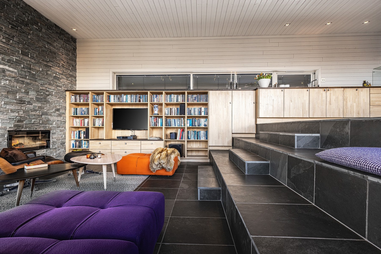 Nivåforskjeller som skiller stuen og kjøkkenet skaper to gode soner. Galleribilde