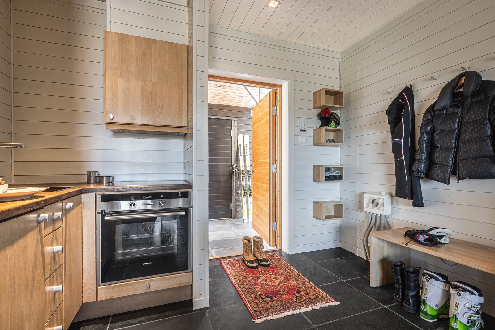 Denne delen har inngang både fra stuen og utvendig. Galleribilde