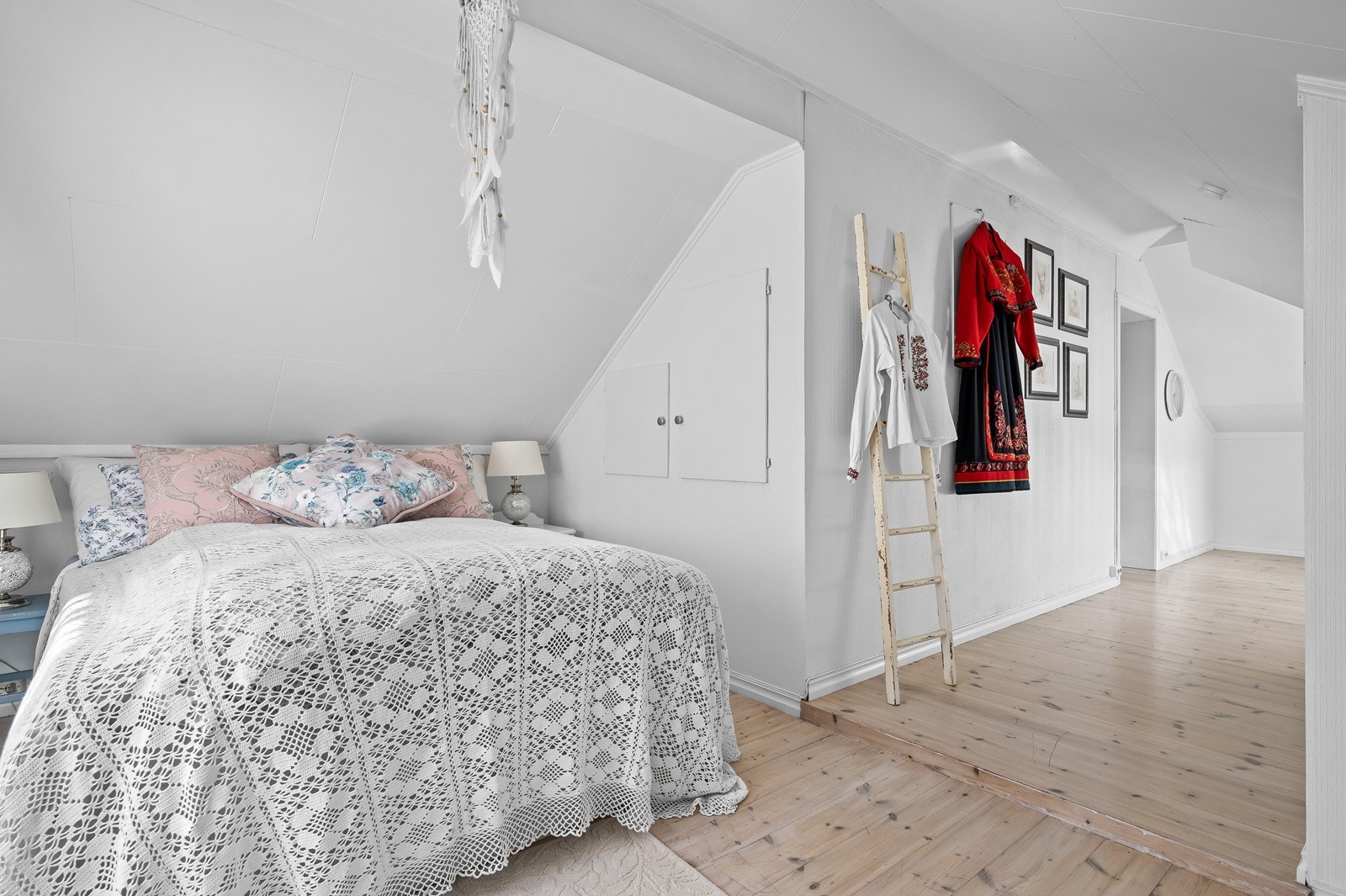 På rommet er det flere kott og lagringsmuligheter, evt. mulighet for egen walk-in garderobe Galleribilde